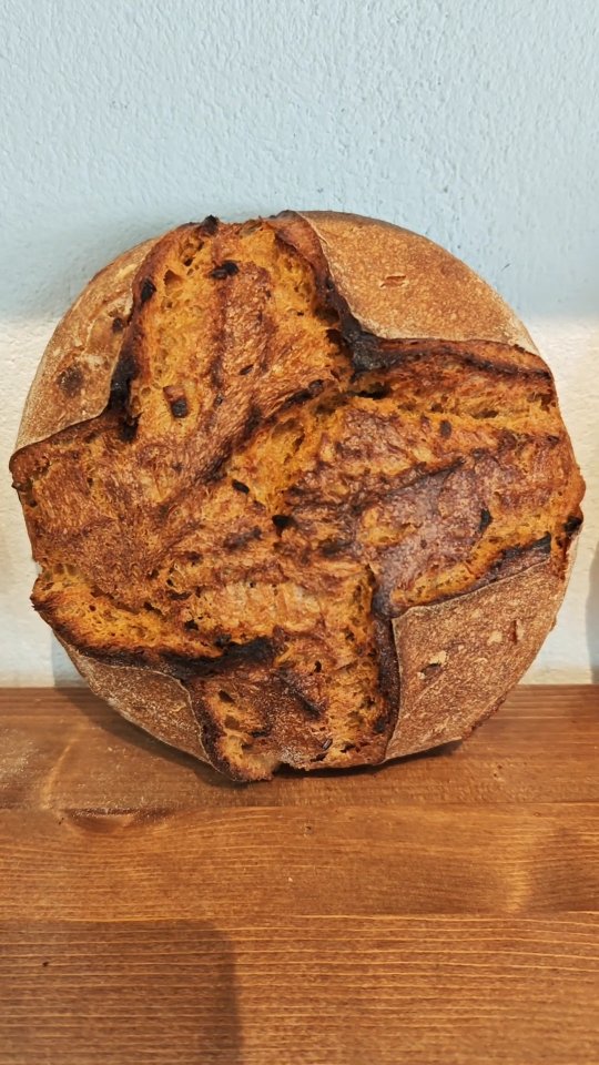 ⬆️ Für viele war das Spicy Korea lange zu ausgefallen und exotisch 🧄 🇰🇷 🌏
Mittlerweile entdecken es immer mehr Leute für sich und es wird nun häufiger mitgenommen! 😀
Wenn bei uns Teig übrig bleibt, entstehen immer mal wieder auch ein oder zwei kleinere Brote wie hier 👶🏻🍼
#sauerteig
#sauerteigbrot
#sourdough
#berlinerbrot
#brotbacken
#brotbackenmachtglücklich
#berlinfood
#berlinfoodie
#berlinfoodguide