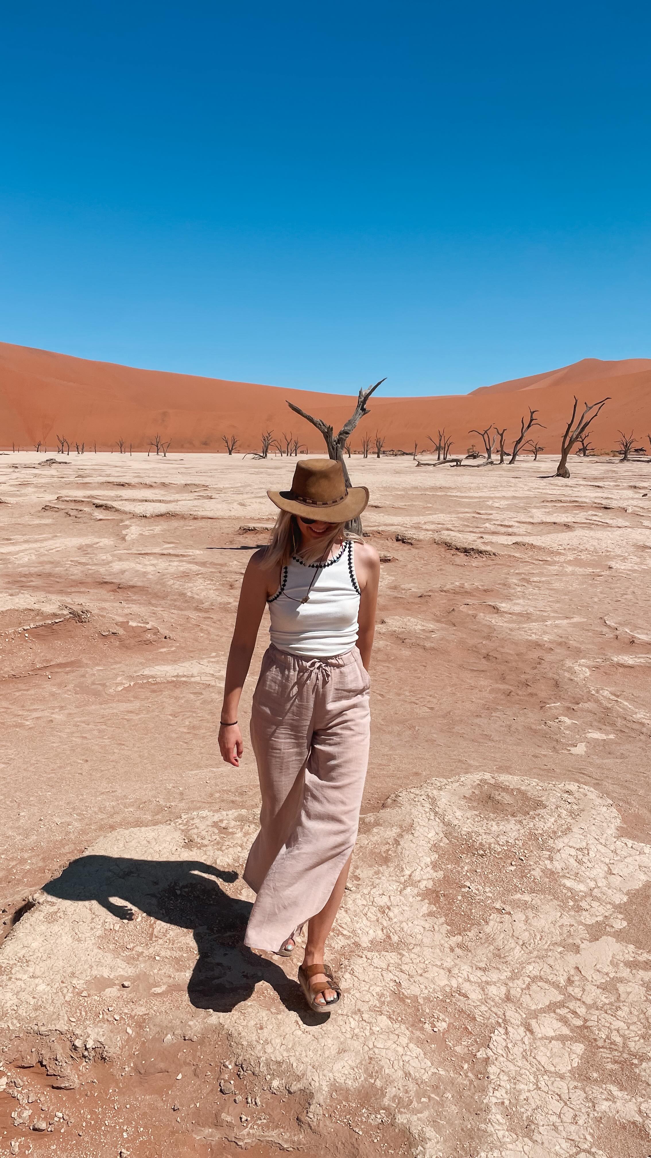 Nicht zu empfehlen in der prallen Mittagshitze, aber wir waren ganz alleine 🥰
Mit dem richtigen Schuhwerk, Sonnenschutz und genug Wasser ist es auf jeden Fall auch machbar! 🇳🇦🤍
Not recommended in the blazing midday heat but we were all by ourselves 🥰
With the right shoes, sun protection and enough water it is doable! 🇳🇦🤍
#namibia #travelnamibia #africa #deadvlei #sossusvlei #sesriem #namibiatravel #namibiatourism