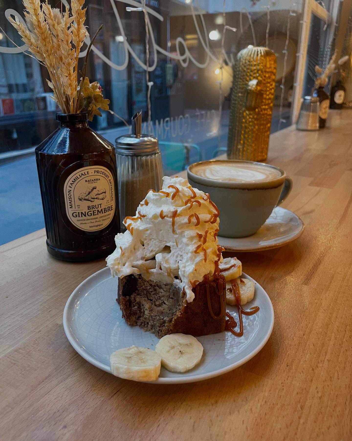SEXY BANANA 🍫🍌
Sur une généreuse tranche de banana bread toastée, des rondelles de bananes, un tout petit peu de chantilly et de caramel au beurre salé maison 🧡
Rendez-vous chez Culottée pour le petit-déjeuner 🌻
💙 Culottée - Boétie - Paris 8
💚 Culottée - Panoramas - Paris 2
💛 Culottée - Opéra - Paris 2
🍪 Coffee shop, breakfast, brunch & lunch
🗓️ Du lundi au dimanche, réservations sur www.culotteecafé.fr
#brunchparis #breakfastparis2 #grandsboulevards #pariseats #culotteecafe