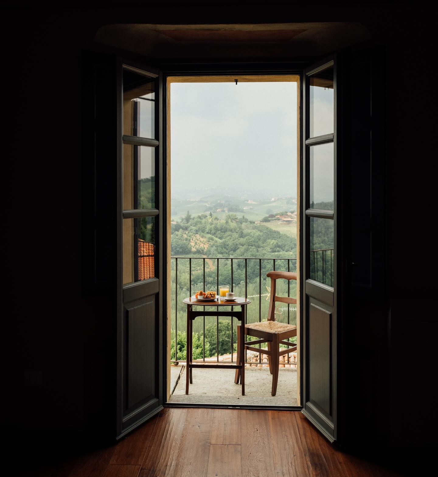 March is here and so is (almost) the spring. This means that Castello di Vaglio Serra is officially open for the 2025 season 🇮🇹
Do you want to have breakfast here? The booking office is open - tag someone you’d love to share this view with! 🤍
•⠀⠀⠀⠀⠀⠀⠀⠀⠀
•
•
#castellodivaglio #sunshine #vacation #summer2025 #summerholidays #wedding #weddingvenue #italy #piedmont #piemonte