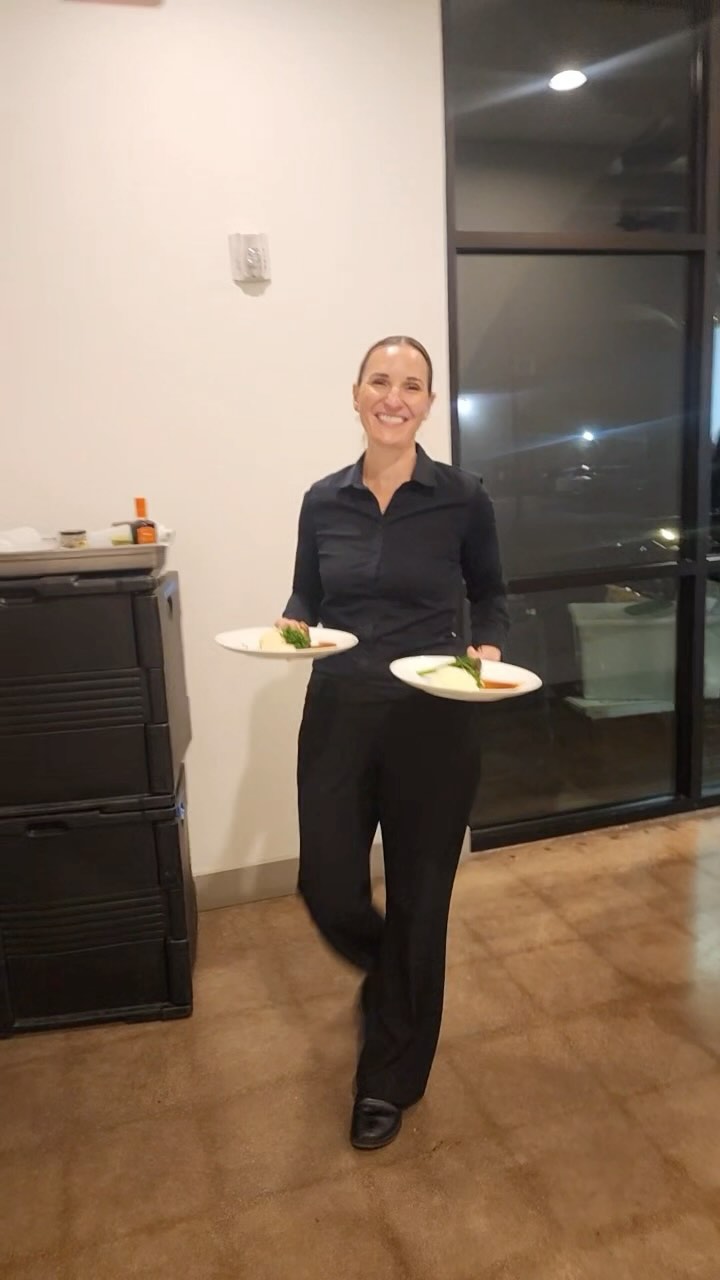 When the food looks good, we look good. The team delivering an amazing 5 course meal to raise money for @newhorizonsofntx
#dallascatering #catering #dinnerisserved #nonprofit
📸 @rianaalexis
🏠 @onthelevee
🍝 @slowbonebbq @crossroadsdinerdallas @dive_dallas