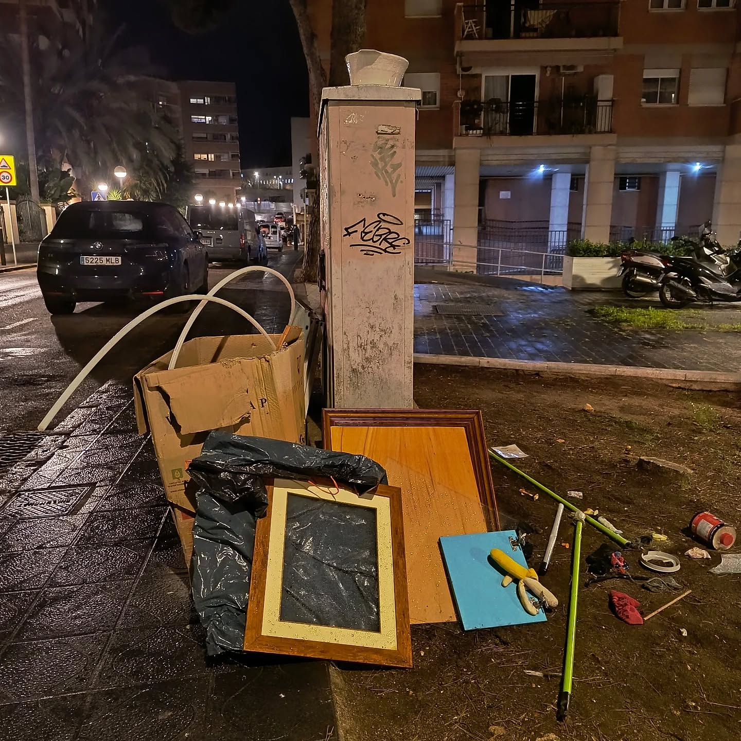Anochecer lluvioso en Tarragona, camino a casa de Rocío... Ellos aparecen, cobijan la esperanza de una segunda oportunidad. Estoy convencida de que, generalmente, la consiguen.