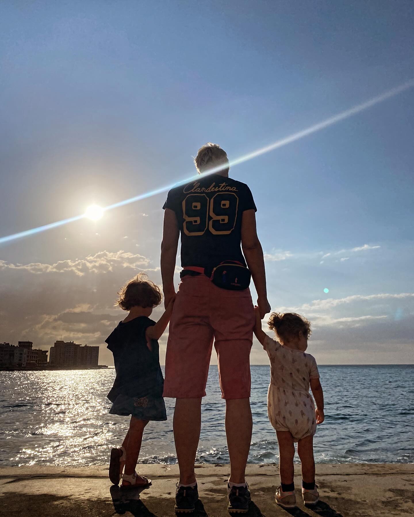 Yo, súper feliz con mis hijas hermosas en el Malecón, Habana, Cuba.
Hoy es ‘el día de la mujer’, pero en nuestra casa cada día es ‘el día de la mujer’ @adindameertins 👩🏼🤝👩🏽
#malecon #cuba #mujeres #havana #womensday #diadelamujer