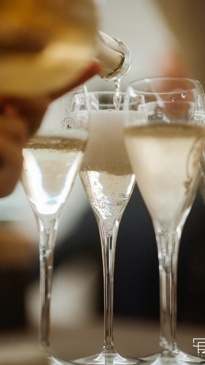 Retour en images sur les deux soirées exclusives @seraphin_cuir en partenariat avec la Galerie @nuancesetlumiere ,organisées dans l’élégante boutique @leguillou_boutiques .
Une expérience unique alliant art et mode, sublimée par une ambiance visuelle inédite.
Un événement raffiné où cocktails créatifs et service de champagne se sont parfaitement intégrés à l’image de nos prestigieux partenaires.
Un grand merci à :
@mercedesbenzgroupechopard
@nuancesetlumiere
@leguillou_boutiques
@cgastronomie
@dpz_flicks
Et à tous les invités qui ont contribué à la magie de ces soirées.
✨Vous souhaitez offrir à vos invités une prestation cocktails sur-mesure pour vos événements d’entreprise ?
Contactez-nous pour créer ensemble une expérience inoubliable qui marquera les esprits !
📩 contact@joysevent.com
☎️ 07.80.98.18.06
#artgallery #cuirhomme #artgalleries #seraphin #menstyle#galleryart#cocktail#animation#évènementiel#bar#mixology