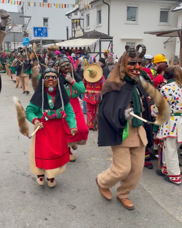 🎭🐐 Fasnet 2025 – Rückblick Teil 2: Narrentreffen in Aulendorf 🐐🎭
Was für ein Wochenende! 🎉 Vom 15. bis 16. Februar 2025 waren wir beim großen Landschaftstreffen Oberschwaben/Allgäu in Aulendorf dabei.
Nach einer langen Busreise wurden als erstes am Samstag Abend mit einer stimmungsvollen Häspräsentation beim Schloss in Aulendorf alle Figuren der teilnehmenden Zünfte dargeboten. Bevor dann am Sonntag der große Umzug stattfand, bei dem wir gemeinsam mit über 5.000 Narren und Musikern auf den Straßen von Aulendorf unterwegs waren. 🥳
Ein herzliches Dankeschön an die Narrenzunft Aulendorf für die hervorragende Organisation und die unvergesslichen Momente.
@narrenzunftaulendorf
@mvschonach
#nzschonach #geißenmagd #geißenmeckerer #schonach #batzewecke #esgohtdegege #fasnet #fasnet2025 #2025 #verbandoberrheinischernarrenzünfte #narrenzunft #narrinarro #brauchtum #carnival #party #fun #people #tradition #blackforest #love #schwarzwald #nature #history #bepartofit #germany #mask #wood #winter #culture