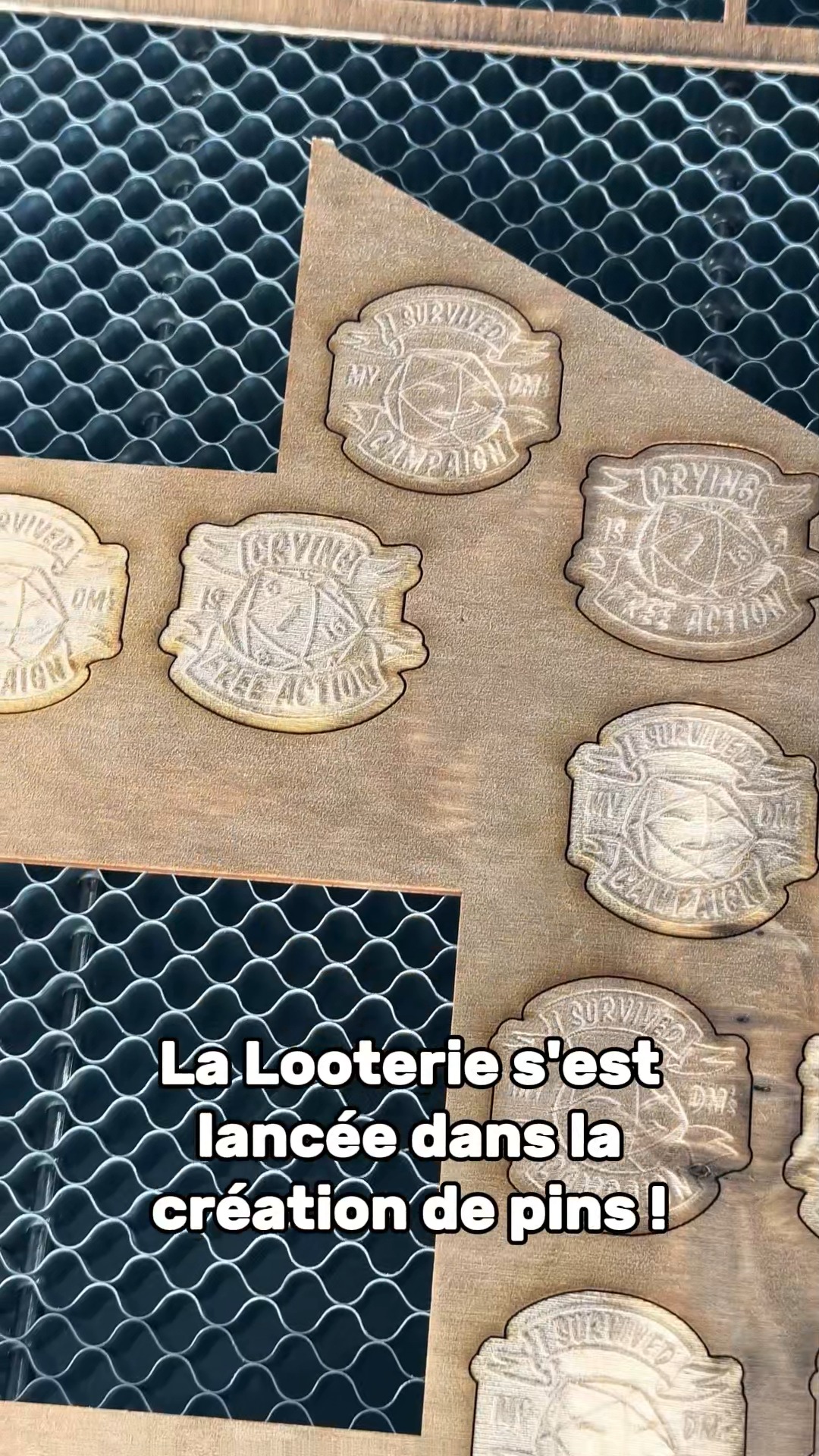 ✨ Nouveauté à La Looterie : des pins ! ✨
On vous les a présentés à la Made In Asia… Eh bien, ils sont là ! 🎉
Tout est parti d’une question : comment éviter le gaspillage ? ♻️ En fabriquant nos boîtes et nos pistes à dés avec notre découpeuse laser, on se retrouvait avec des petites chutes de bois. Plutôt que de les jeter, on a eu une idée : en faire des pins ! 🏷️🔥
Aujourd’hui, ces petits bijoux faits main sont disponibles en convention… et qui sait, peut-être bientôt en bonus dans vos commandes sur Etsy ? 👀
Alors, vous aimez ? Dites-nous en commentaire quel design vous aimeriez voir ! 👇
#Looterie #PinsArtisanaux #MadeInAsia #Upcycling #GeekCréatif #DND #Handmade #lalooterie #artisanat #jdr #resine #handmade #pourtoi #faitmain #dnd #dés #dice #dnd5e #boutique #etsy #MIA
