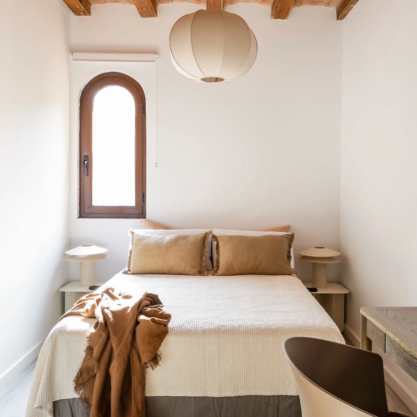 La idea de este proyecto era crear un espacio acogedor con colores neutros y texturas cálidas buscando equilibrio y elegancia. Usamos la combinación de una paleta cromática suave, con materiales naturales y un diseño atemporal obteniendo como resultado un ambiente armónico que invita al descanso y al disfrute.
¿Te gustaría aplicar estos principios en tu hogar? Comparte tus ideas y experiencias en los comentarios.
#interiorismo #diseñointerior #decoracion #interiordesign #diseñoatemporal #arquiteturadeinteriores #diseñointeriores #dissenyinteriors