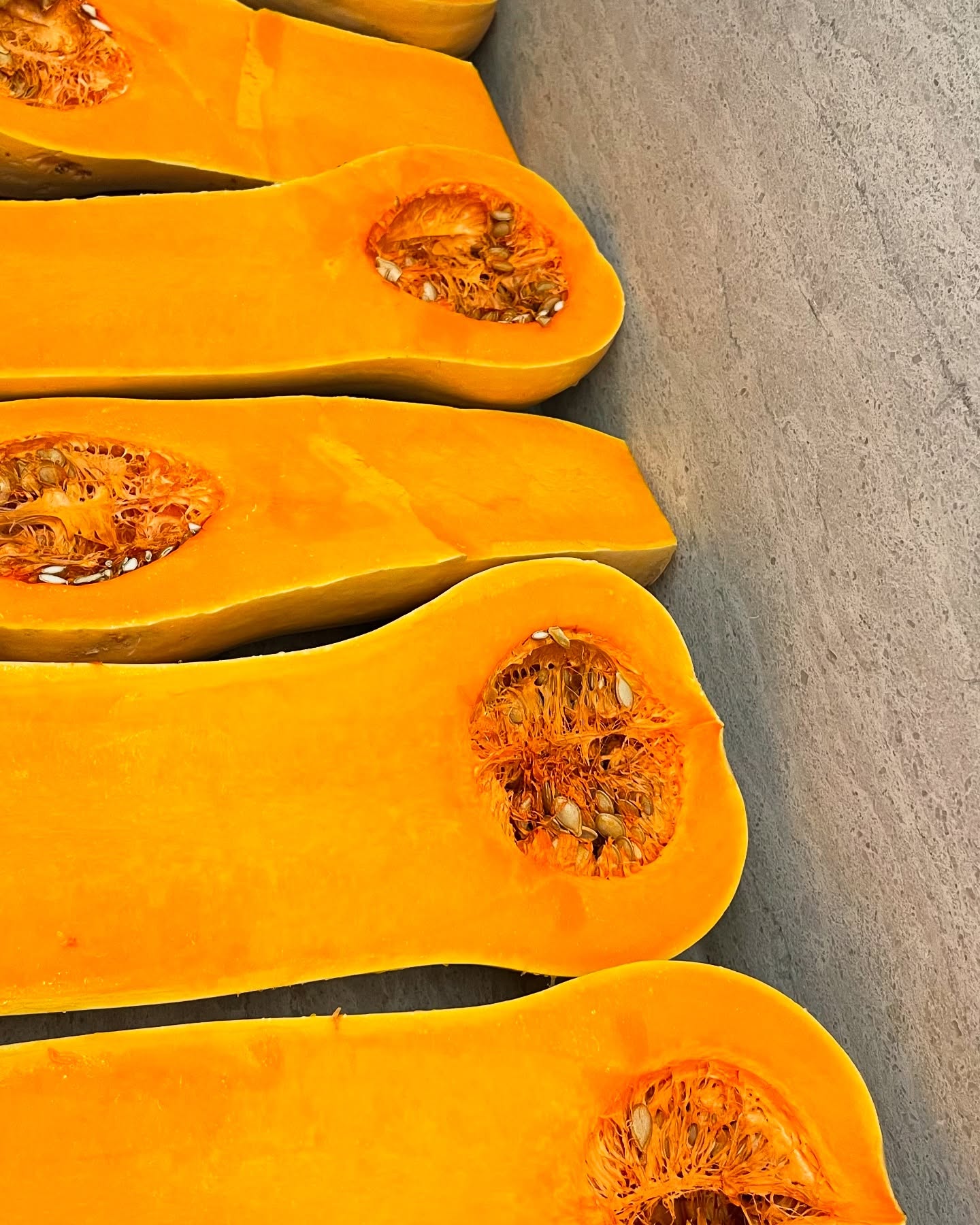 An orange butternut squash | roasted until it’s super soft and sweet, then topped with a crisp, slightly sweet, and delicious green salad—the perfect balance of warm and fresh.
Perfect for this seasonal change we felt today! Spring is coming… 🌼☀️🧡✨ 🌿 #YallaMarVa
#Foodie #FarmToTable #SeasonalEating #HealthyEating #Foodstagram #ChefLife #ButternutSquash #RoastedVeggies #PlantBased #FoodPhotography #Homemade #FreshIngredients #CleanEating #MediterraneanFood #RusticCooking #InstaFood #Tasty #FoodLover #EatWell #AmsterdamEats #ComfortFood #FoodInspiration