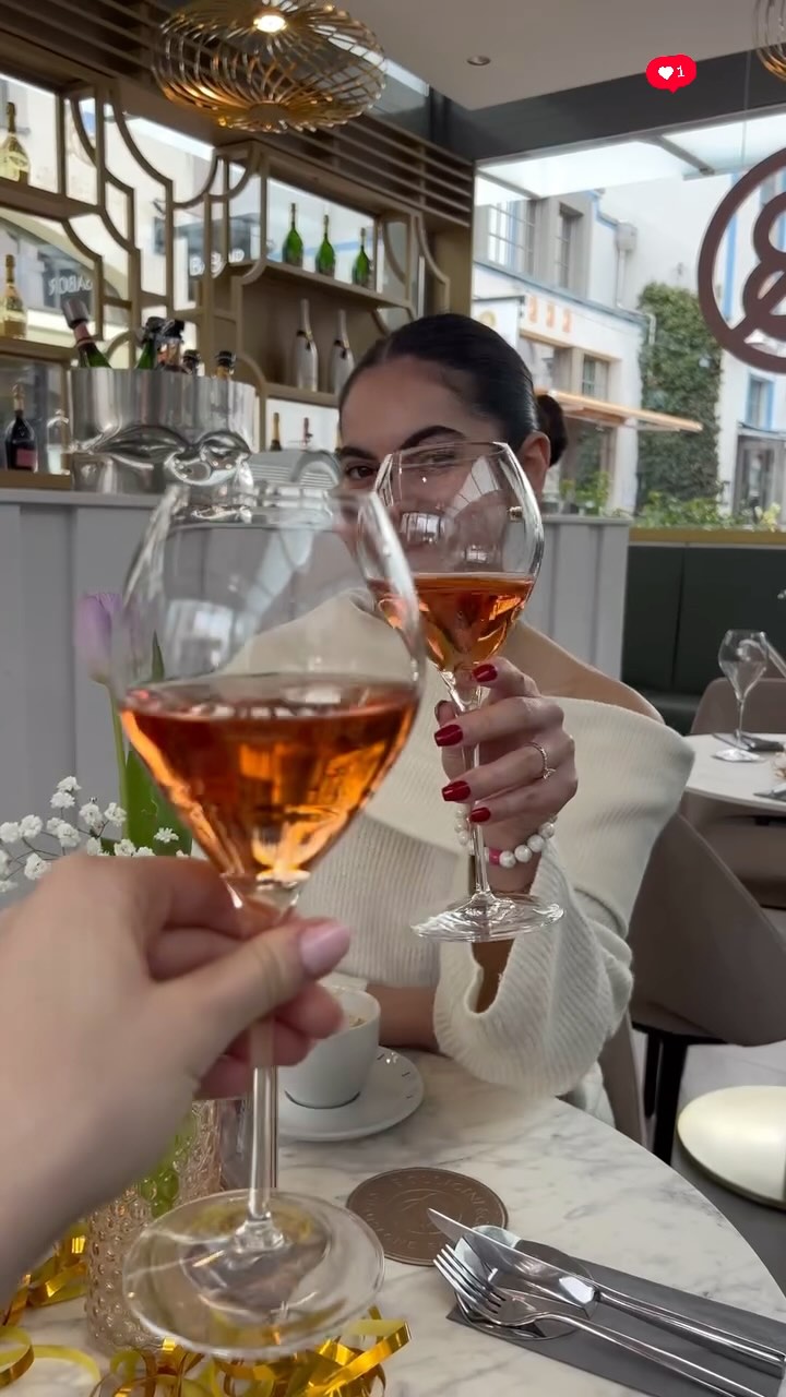 🥂✨ **Ein neuer Glanz für unsere Champagner-Bar!** ✨🥂
Wir sind zurück und schöner als je zuvor! Nach einer aufregenden Neugestaltung in Ingolstadt freuen wir uns darauf, euch in unsere stilvolle Oase des Genusses einzuladen. 🎉
🌟 **Was erwartet euch?**
- Eine atemberaubende Auswahl an erlesenen Champagner-Sorten 🍾
- Exklusive Cocktails und Spezialitäten-Kűche, die eure Sinne verzaubern 🍸🦪🍝
- Eine Atmosphäre, die zum Feiern einlädt und unvergessliche Erinnerungen schafft ✨
🎶 Kommt vorbei und genießt erstklassigen Service in einem zeitgemäßen Ambiente.
Lasst uns gemeinsam auf neue Höhen anstoßen und diesen besonderen Moment feiern! Folgt uns für mehr Einblicke und Überraschungen! ❤️
#ChampagnerEleganz #Eröffnung #CheersToNewBeginnings #ChampagnerBar #UnvergesslicheMomente