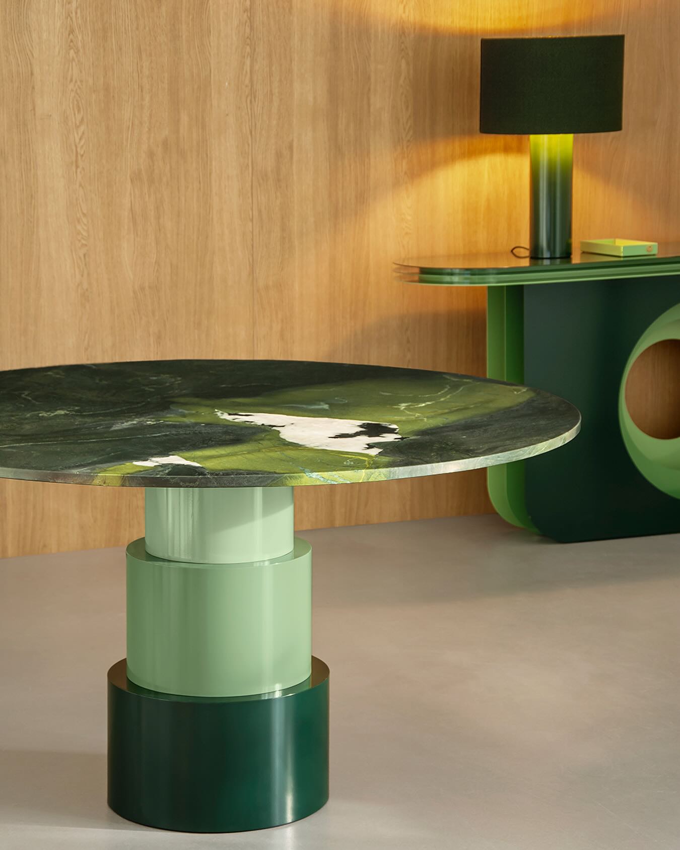 NEW U TURN TABLE
With its distinctive silhouette, democratic seating arrangement, and iconic colour scheme, U TURN serves as a striking centrepiece for any open space layout. The central base is made of three tapering cylindrical elements while the sleek tabletop made of Avocatus appears to float above it.
The rich and deep green hues of Avocatus evoke the lush tones of the dense jungle in the Brazilian Amazon Basin, where this stone originates. Light and dark green shades blend with black basalt fragments and white quartz to form a natural patchwork.
