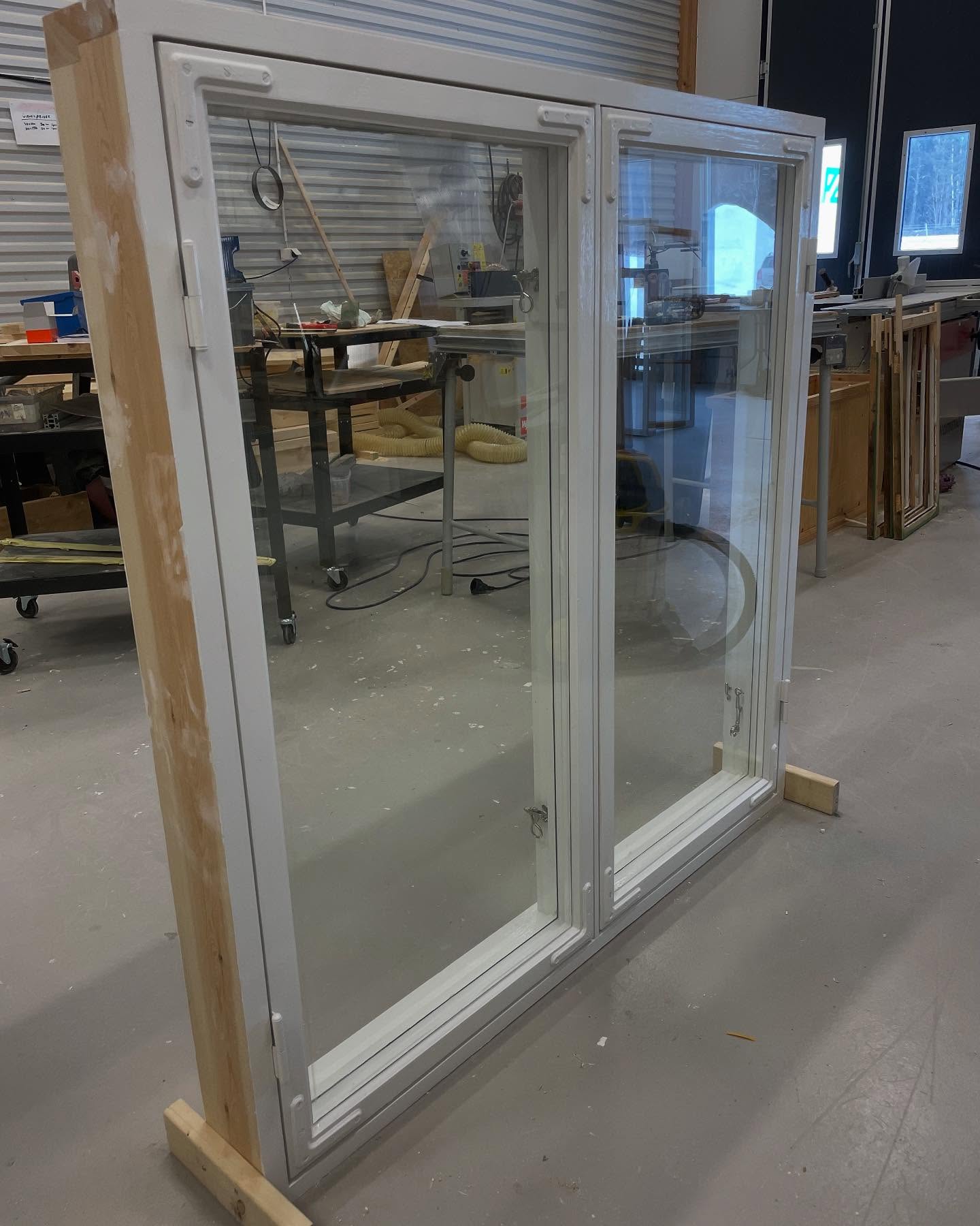 Ett nytillverkat kopplat 2-luft fönster med energiglas invändigt och vanligt planglas utvändigt. Målad med linoljefärg från @wibofargab som @kulturarvet_ostersund hjälpte mig med.
#fönster #östersund #jämtland #morinsfönsterhantverk