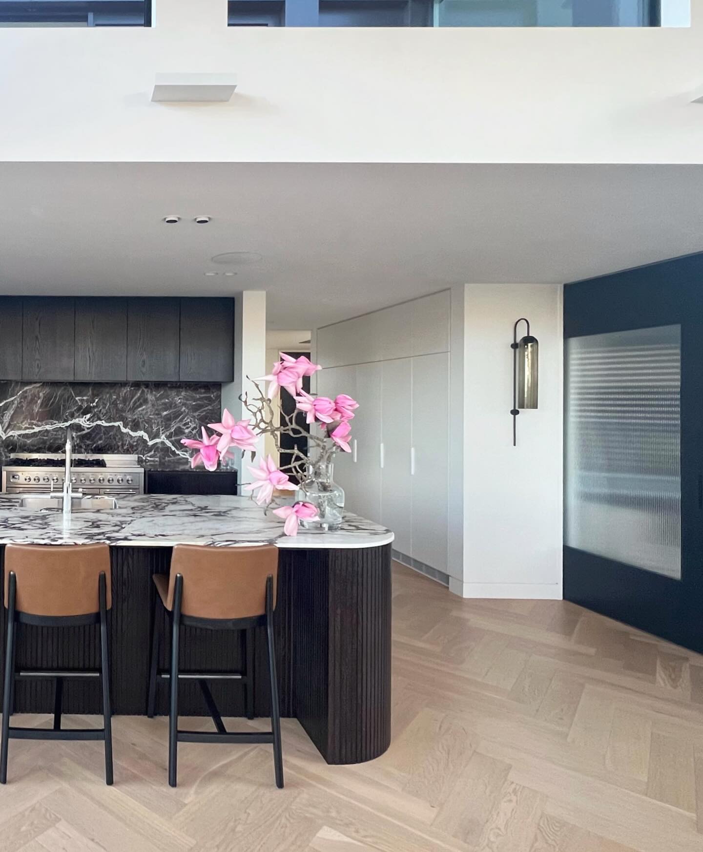 Such a pleasure working on this new build. Great design, construction and trades teams involved, along with amazing suppliers and fabulous clients.
Some stand out features in this kitchen and living space are the combination of Calacatta Rosato and Rosso Levante stone that paired beautifully with the dark tones of the joinery and pale herringbone timber floors.
Curves were introduced to add some softness to the linear lines of the architecture and are repeated throughout the space on the kitchen island, fire hearth, dining table, occasional chairs and lighting.
Architecture @masonandwalesarchitects
Build: #jjoskambuilder
Interior Design @taliataylordesign