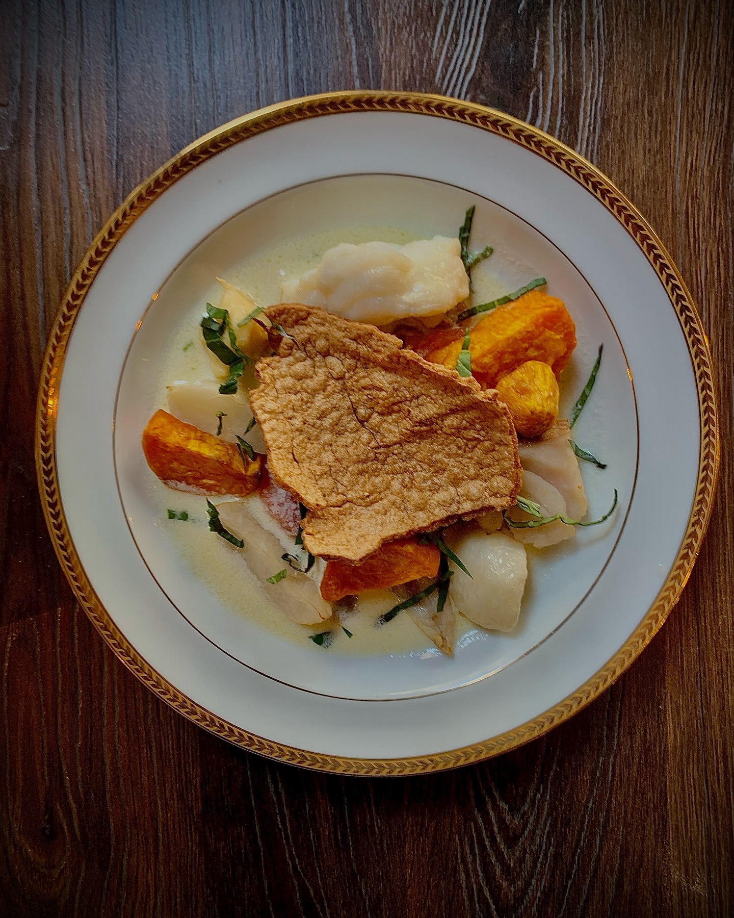 Nage de coquillages au basilic, trio de poissons, pomelo, navet, patates douces, tuile de crozets
#lyon #lyon3 #food #seafood #foodporn #restaurant #bistro