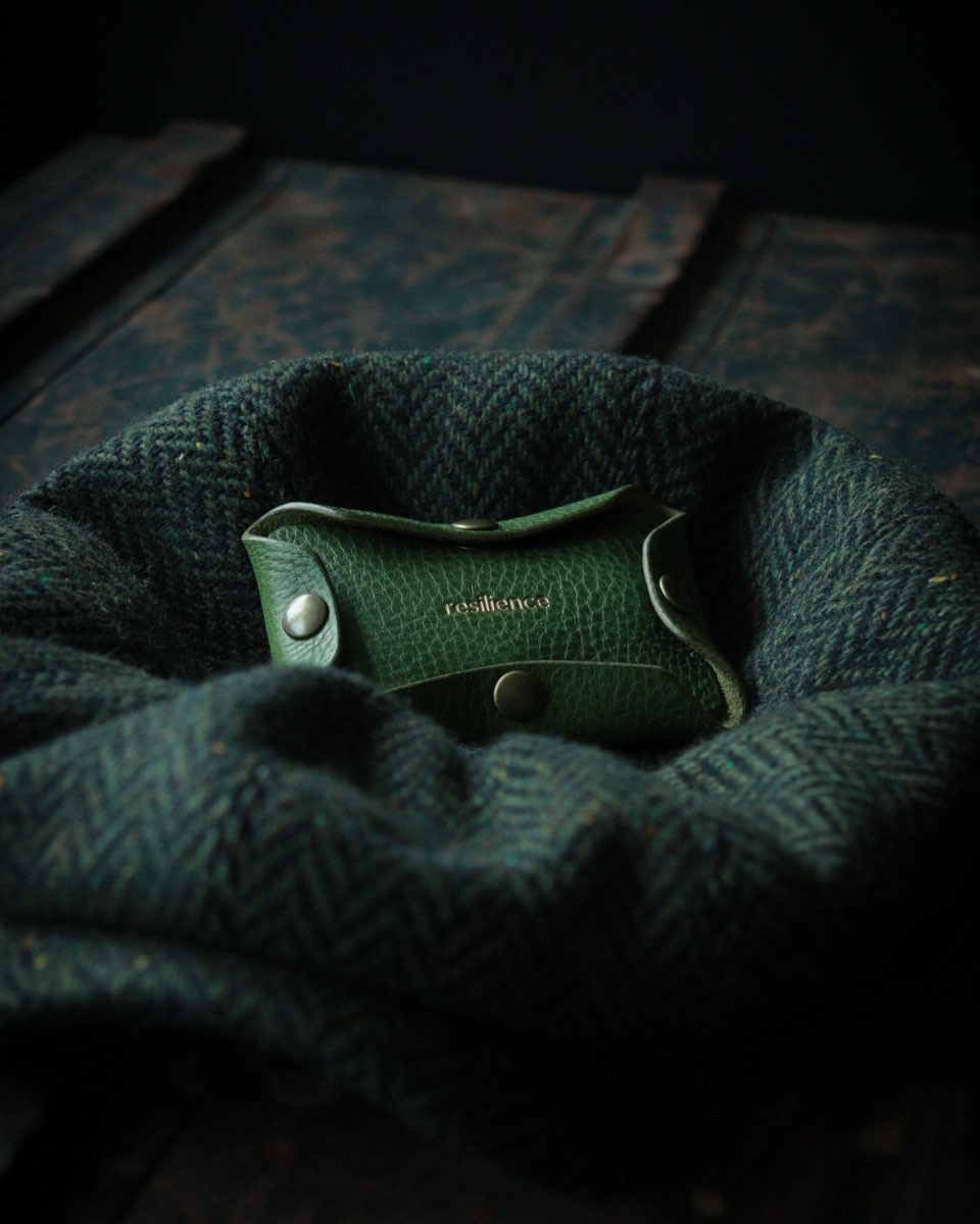 LIGHTHOUSE minimalist wallet.
Minerva Box leather from Carlo Badalassi tannery.
#nemoleathergoods #minimalistwallet #minimaliststyle #cardholder #leatherwallet #leathercardholder #minimalistcardholder #nostitchwallet #origamiwallet #ruggedstyle #heritagestyle #redwingstyle #minervabox #madeinfrance #fabriquéenfrance #portefeuillepersonnalisé #portefeuille #portecartes #slowfashion #gentelmanstyle #perdonalisedgifts #personalisedwallet #portefeuillepersonnalisé