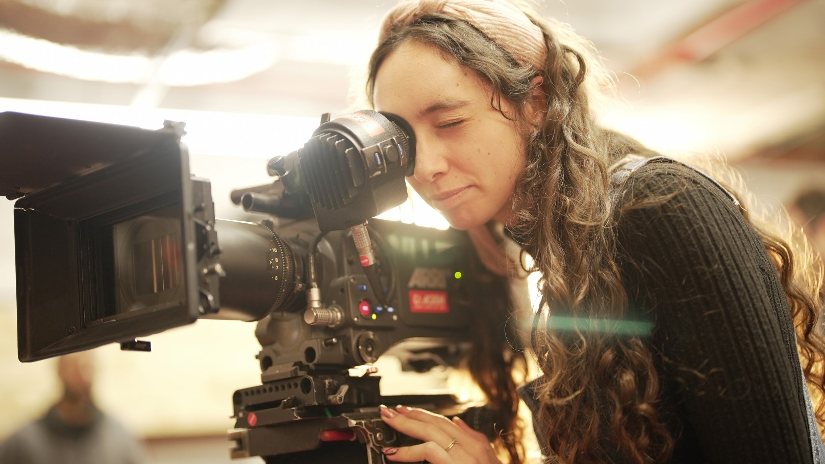 🎬📸 סדנת צילום מיוחדת בגליקסון! 📸🎬
היה לנו העונג לארח את הסטודנטים מבית הספר לקולנוע מעלה, יחד עם הצלם בנימין חירם! לסדנה מקצועית שבמרכזה בחירת המצלמה המתאימה ביותר לסרטי הגמר שלהם. 🎥✨
אין כמו לראות את הדור הבא של היוצרים בוחן, משווה ומתנסה בציוד מתקדם – עם המון סקרנות, דיוק והתלהבות! 🚀
תודה לכל מי שהגיע והפך את היום הזה למיוחד. מחכים לראות את היצירות שלכם! 📷💡
#Glikson_Rental #סדנת_צילום #השכרת_ציוד_צילום#Camera_Rental #סרטי_גמר