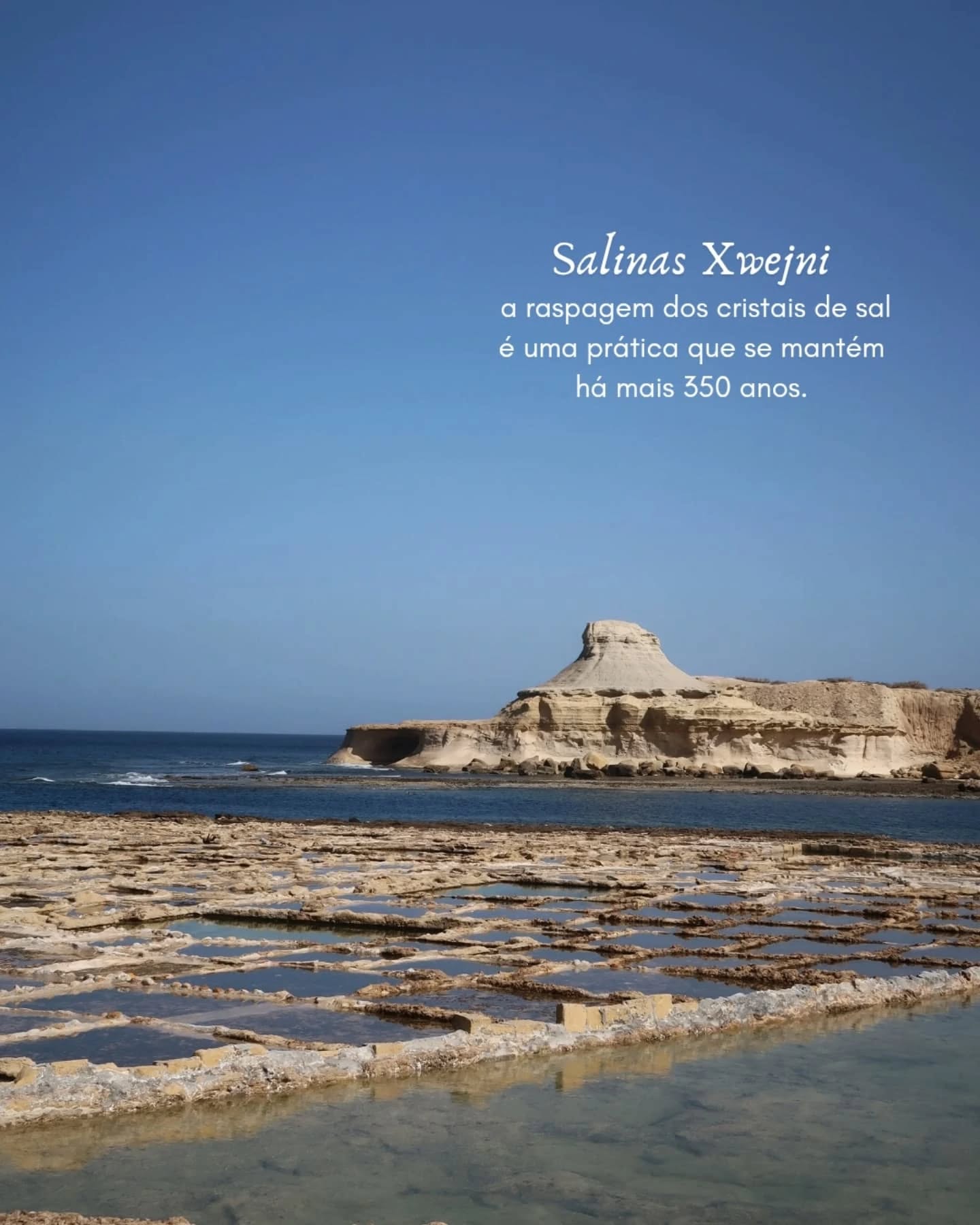 Este post é dedicado a Gozo, a segunda ilha do arquipélago tem um charme autêntico e discreto.
O que não pode faltar numa visita:
- As salinas Xwejni que compõem um tabuleiro de xadrez entre o azul do mar e branco do sal
- Os misteriosos templos neolíticos de Ġgantija
- Uma prova de vinhos na Tal-Massar Winery
- Almoçar um banquete de peixe fresco a contemplar as águas suaves do Mediterrâneo
- Visitar a capital, Rabat, onde as imponentes muralhas que outrora protegiam a população contra os ataques de corsários berberes e sarracenos, hoje recebem os animados turistas à procura do melhor miradouro da ilha
#DiárioDeBordo #Malta #Gozo #BeautifulDestinations #xwejnisaltpans #ggantijatemples