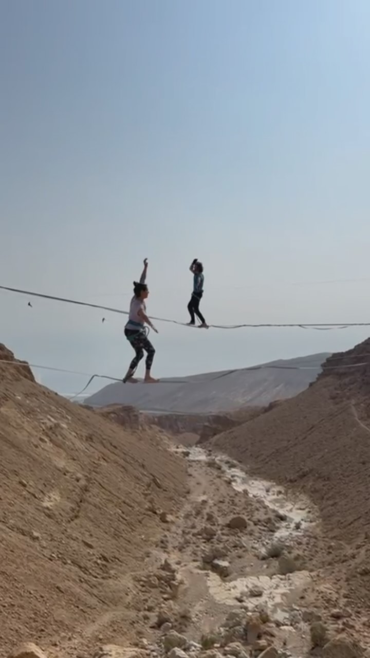 תזכורת לעצמי.
את חזקה.
יש לך כוחות אדירים.
גם שאת חושבת שזהו, את כבר אמא, לא עושים דברים כאלה יותר, את יכולה להחליט אחרת.
את לא חייבת להקשיב למה שאחרים אומרים- את יודעת הכי טוב מה את רוצה.
זה יכלול הקרבה ואולי יבוא על חשבון דברים אחרים, אבל את יכולה. את רק צריכה לקבל החלטה.
אל תפסיקי לעשות שטויות.
תמיד תמצאי זמן לשחק, זה מעלה את המצב רוח.
תפסיקי להשוואת-
רק את עברת את המסלול הייחודי שלך.
רק את עברת את הקשיים, העליות והמורדות שאת עברת.
אל תקטיני את עצמך
זה שאת זורחת לא בא על חשבון מישהי אחרת,
להיפך-
זה רק יכול להעצים את מי שמסביבך.
✨
אה, וכל הכבוד שלא וויתרת ועלית על הליין שוב ושוב!! ❤️
#adventuremom #consciouswoman #personaljourney #momsonmushrooms