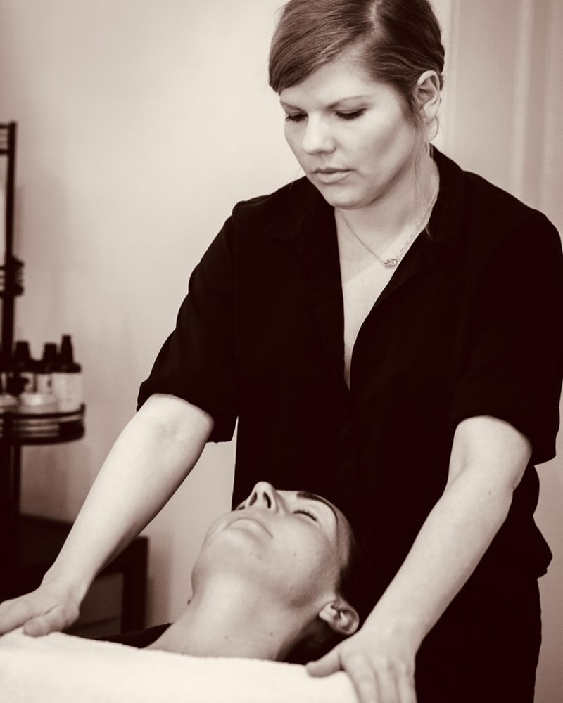 Bouw aan een gezonde huid, bouw aan jezelf 🌿✨
Je huid is je grootste orgaan en beslaat zo’n 16% van je lichaamsgewicht. Het is je eerste barrière en wat je op je huid smeert, wordt direct opgenomen in je bloedbaan. Dit heeft niet alleen invloed op je huid, maar op je hele gezondheid.
Als Holistic Beauty Therapist wil ik je helpen bewuste keuzes te maken. Jij bent verantwoordelijk voor de kwaliteit van je huid en daarmee voor de gezondheid van je lichaam. Het is tijd om echt aandacht te geven aan wat je op je huid aanbrengt. Minder is vaak meer: kies zorgvuldig voor producten die je huid ondersteunen en niet overbelasten.
En als het lastig is om te kiezen, is het altijd goed om een professional in te schakelen die kennis van zaken heeft en je kan begeleiden naar de beste keuzes voor jouw huid.
Jouw huid is de basis van alles. Geef haar de liefde en zorg die ze verdient, want een gezonde huid = een gezonde jij.
Wees bewust. Wees zorgzaam. Geef je huid de aandacht die ze verdient. 💖
#HolisticBeauty #Huidgezondheid #LessIsMore #BewusteKeuzes #GezondeHuid #glowup