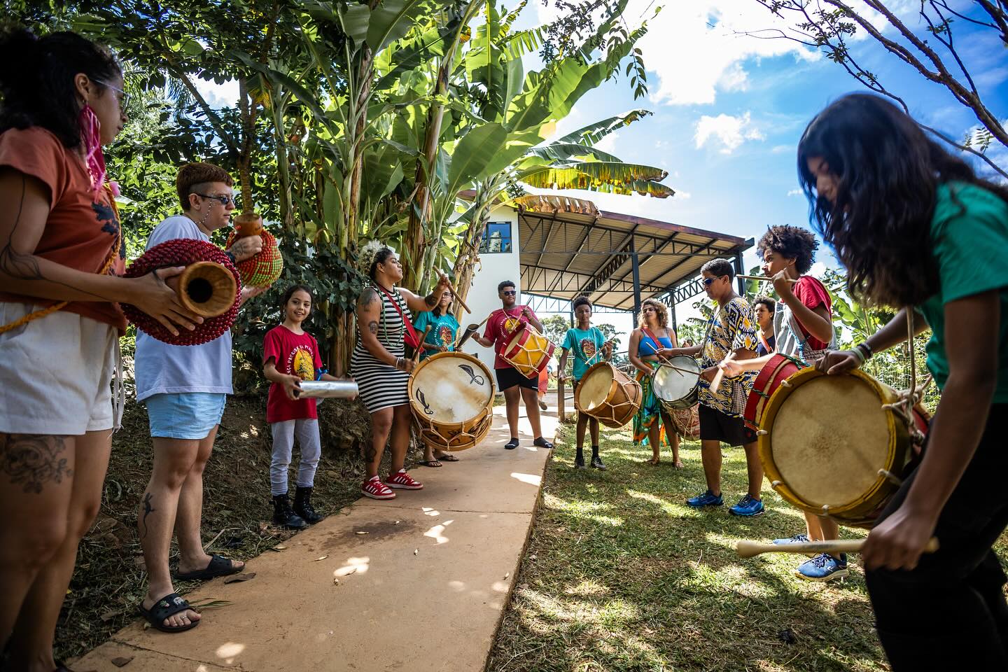 Carnaval é tempo de reencantamento, de achar alegria nas frestas. Aqui na Escola é também espaço de colocar a criatividade em prática com fantasias e adereços construídos pelas crianças, de conhecer e aproveitar a cultura popular, e brincar na encantaria das cores, afetos e ritmos.
Viva mais um carnaval com a mestra @martinhadococo! Viva nossa cultura! Viva a brincadeira!