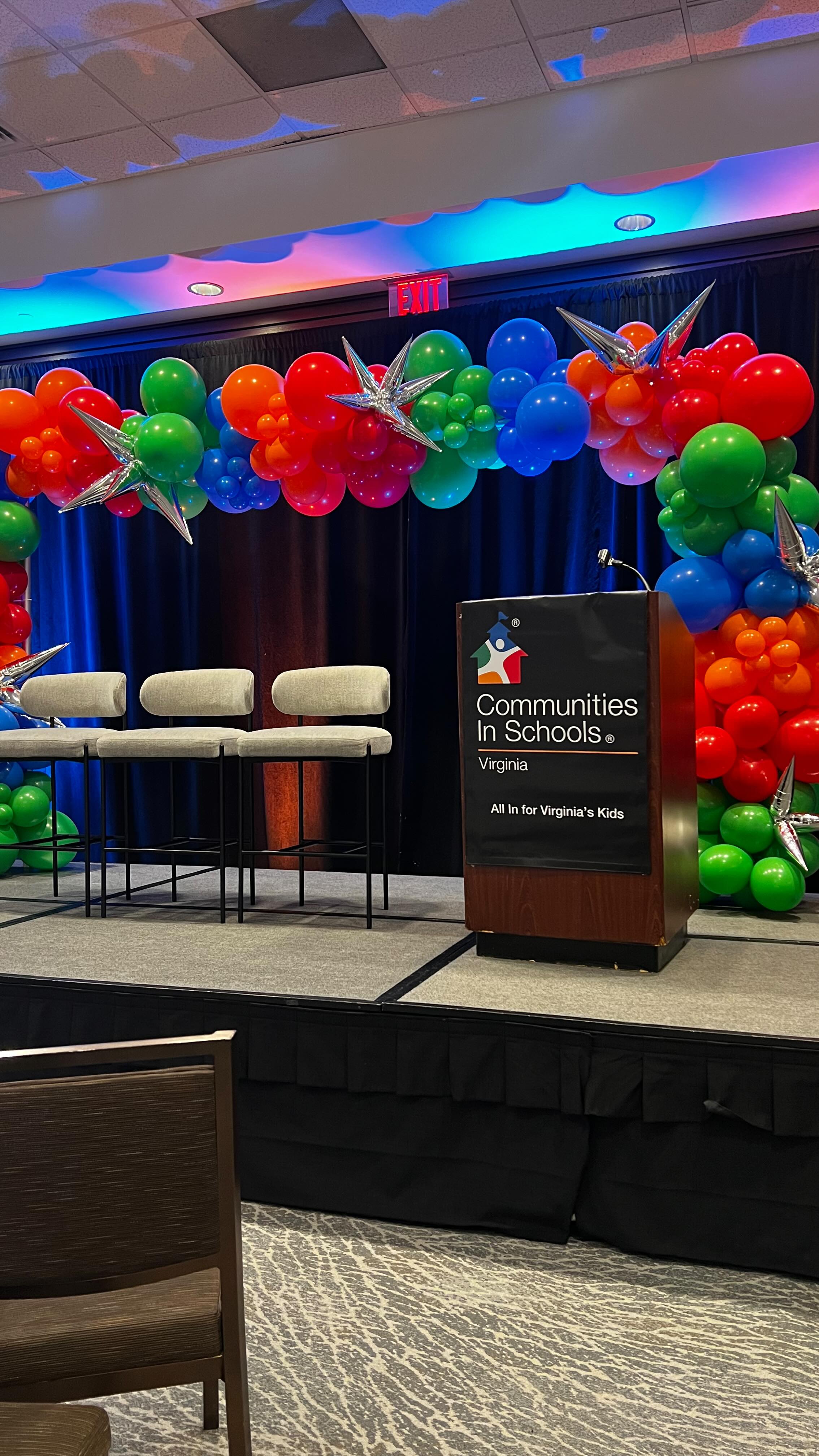 Watch me set up this stunning balloon install— I was 7 months pregnant and still going strong! This solo setup included a pipe and drape stand rental, a 34ft garland, and two balloon towers for an amazing corporate client. It’s wild to think we can grow a whole human while handling business as usual! Who says you can’t do both?
#rvaballoons #804balloons #rvaballoonartist #BalloonArtist #PregnantAndPoppin