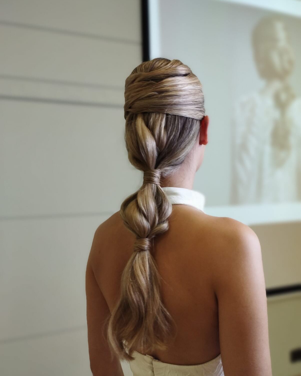 ✨ HAUTE COUTURE HAIR: Alta Costura en Cabello ✨
Como en la moda, cada detalle cuenta. Esta formación exclusiva de Alta Costura en Cabello nos llevó a descubrir cómo llevar la técnica del peinado a un nivel totalmente personalizado y único. 💇🏼♀️
De la mano de la talentosa @susanna.cabrera aprendimos a crear peinados de alta gama que no solo transforman, sino que definen la personalidad de cada clienta, como un traje hecho a medida. ✂️✨
¡El cabello también puede ser una obra de arte! 🎨
#barbaramillan #equipobarbaramillan#peluqueria #hair #makeup #moda #beauty #hairsalon #hairstyles #kerastase
#wella #coloristawella #sassoon #goaorganics #sebastianprofessional