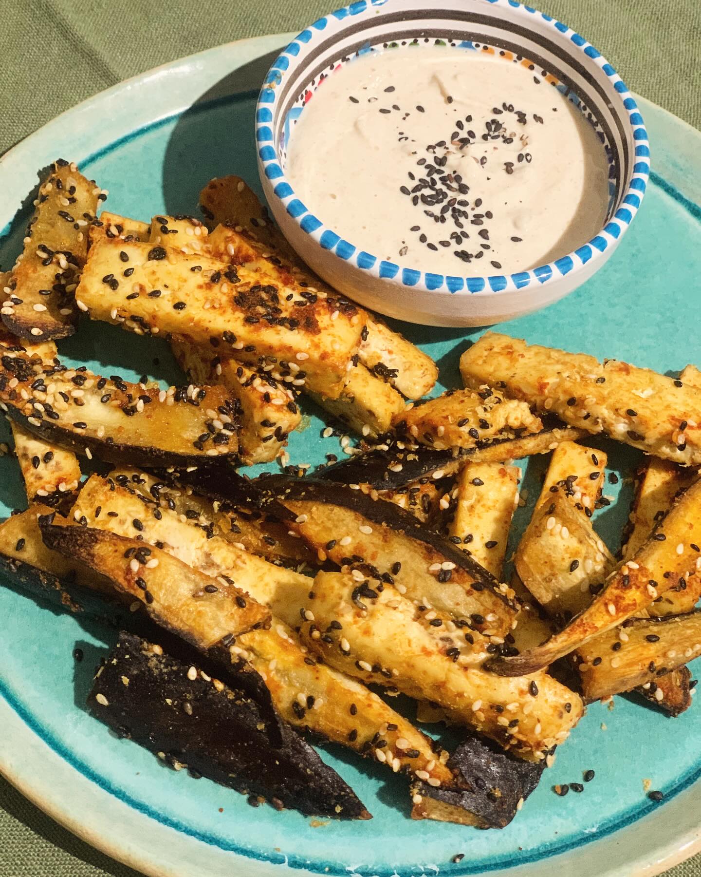 AUBERGINE AND TOFU “FRIES”
Fancy fries but it’s not your carb time?
Instructions:
1. Slice the tofu and aubergine lengthways into fry-like sticks.
2. Pop them in a bowl and coat with:
•Cornstarch
•Sesame oil
•Paprika
•Salt
.Sesame seeds
•Nutritional yeast
3. Lay them out on a baking tray (space them out for extra crispiness)
4. Bake at 200°C (400°F) for 20-25 minutes until golden and crunchy.
Creamy dipping sauce:
•Mix yoghurt (any kind you like) with tahini, lemon, and salt.
•Add a splash of water to get it to your desired creaminess
*
#tofu #tofurecipes #tofufries #proteine #proteindinner #proteinlunch #proteinsnack #postworkout #workoutday #healthysnacks #healthyeating #healthylunchideas #homemade #homemadefoodisthebest #food #foodismedicine #fuelyourbody #fuelfood #fuelfortheday #bodystrength #bodypowder #nutrition #nutritionist #nutritips #