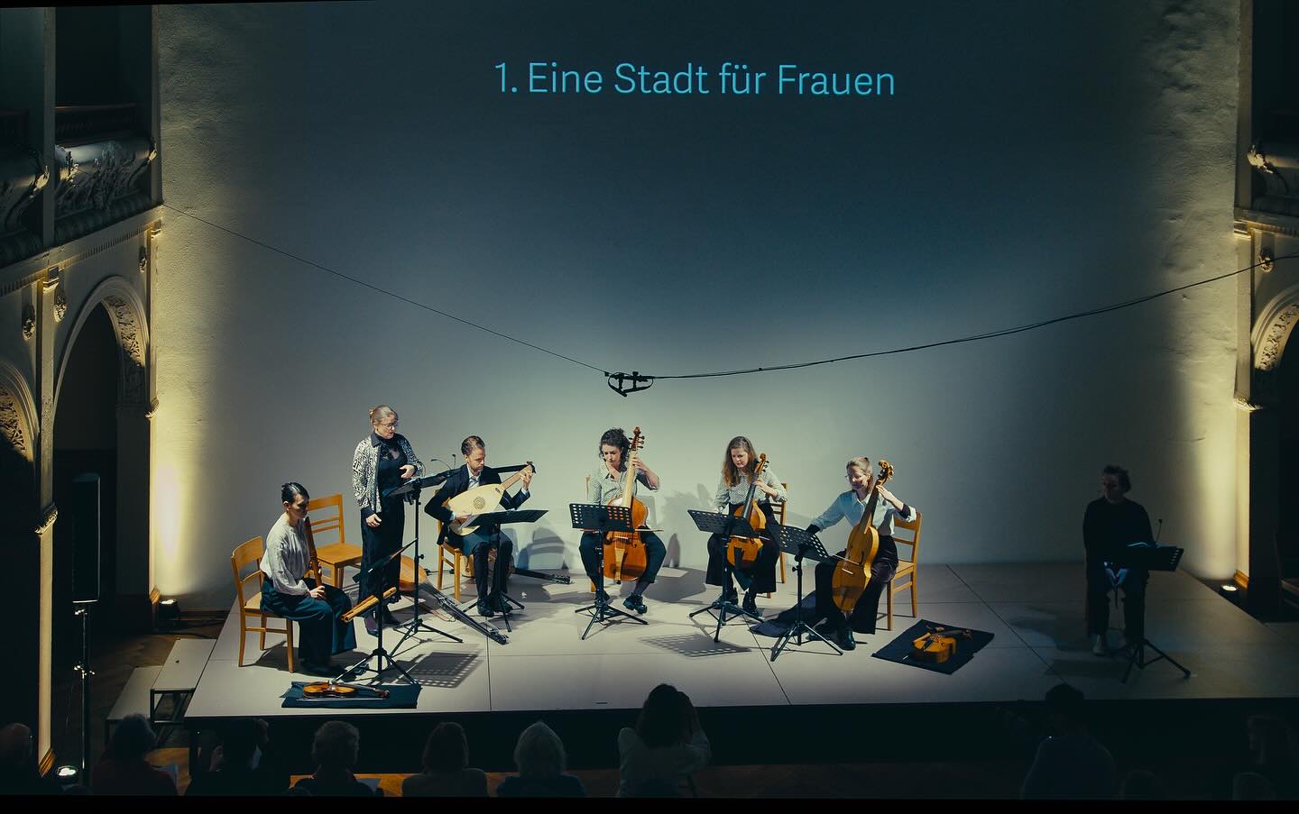 Zum Auftakt von SONUS FEMINÆ 2025 präsentierte das Ensembles Cité des Dames & Guests am 1. März das Programm “THE WOMAN QUESTION: Female Empowerment und die Querelle des Femmes in Wort und Klang” in der Villa Elisabeth.
Gemeinsam mit dem Publikum begaben sie sich auf eine intellektuell wie künstlerisch bereichernde Reise in die Zeit von Christine de Pizan mit Werken von Margarete von Österreich, Maddalena Casulana, Barbara Strozzi, M. Priuli u.a.
🎼 Musiker:innen:
Amy Green (Sopran)
Miako Klein (Blockflöte & Violine)
Magnus Andersson (Theorbe)
📷 © Lux Studio Productions
@miakoklein @magnuslute @st.elisabeth.villaelisabeth @luxstudioproductions
#sonusfeminae #sonusfeminae2025 #womanquestion #christinedepizan #femaleempowerment #querelledesfemmes #citédesdames #amygreen #miakoklein #magnusandersson #komponistinnen #femalecomposers #frauenindermusik #womeninmusic #womeninearlymusic #altemusik #earlymusic #musichistory #womeninhistory #concert #konzert #villaelisabeth #music #berlinmusic #berlinconcert #berlinculture #berlinevent #kulturbüroelisabeth #berlinmitte #berlin