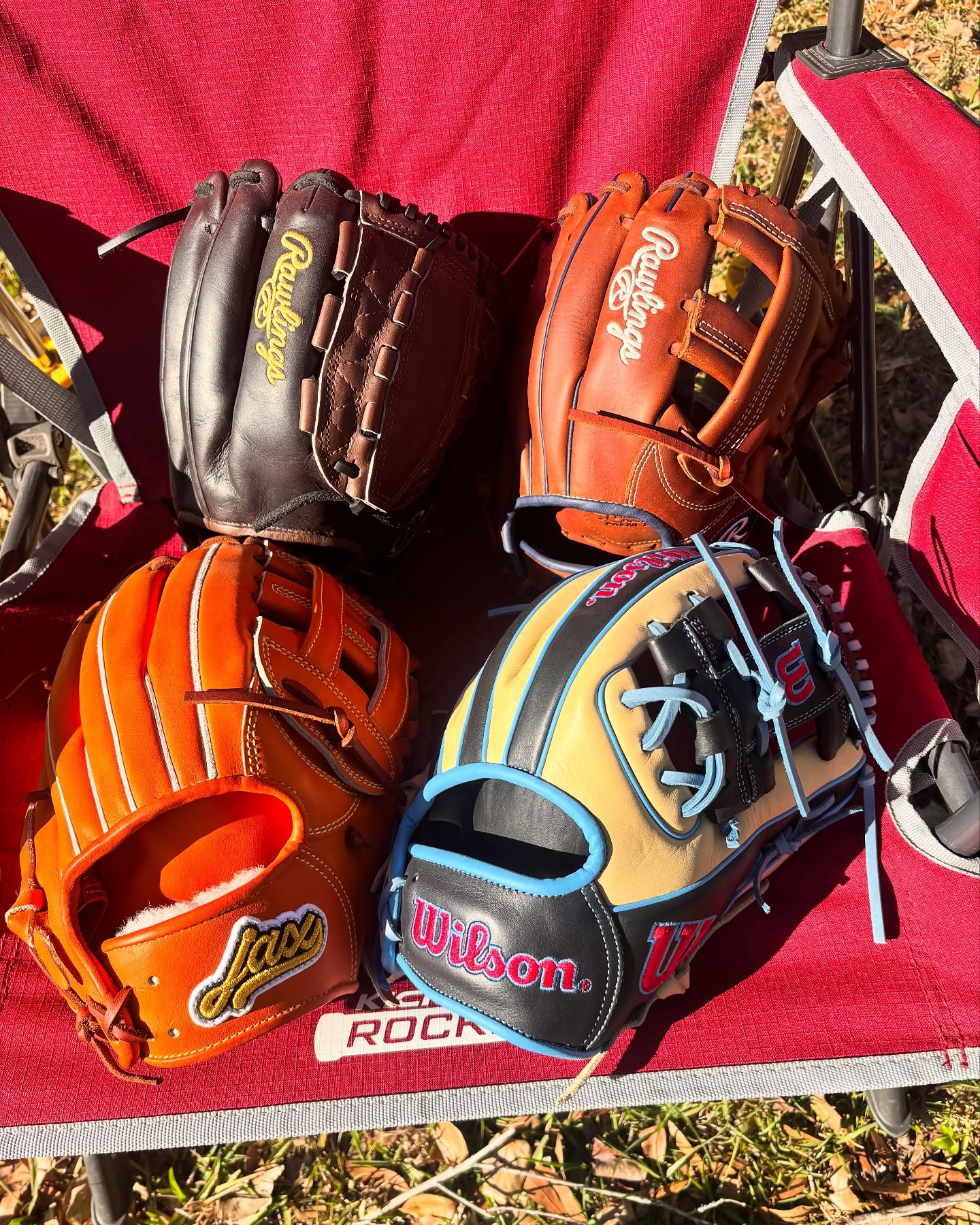 A few weeks ago I ordered this Double Play Throw Back rig from @the.baseball.home and it was definitely worth it for me. After some adjusting and trying different settings it’s up and humming. Lvl 10 sends an angry bee at your face around 60 feet away. Perfect.
I was on this for about 1.5-2hrs. Enough time for my Jax glove to rip that pinky. Only one issue I still need to work out is the lower feed basket. Rarely does a ball get stuck in the basket or in the net but it does happen. Throwing another ball in the machine to knock it lose is not desirable 🤣.
For the cost of a new glove, someone like me that’ll throw until after the lights come on it’s perfect. Plus I get to have a good number of gloves on the side to switch back and forth breaking them in. The perfect way to calm down and decompress at the end of the day.
A big thanks to @jacq1709 who was brave enough to film behind the net 😘
#rawlings #wilson #jaxgloves #staygrassy