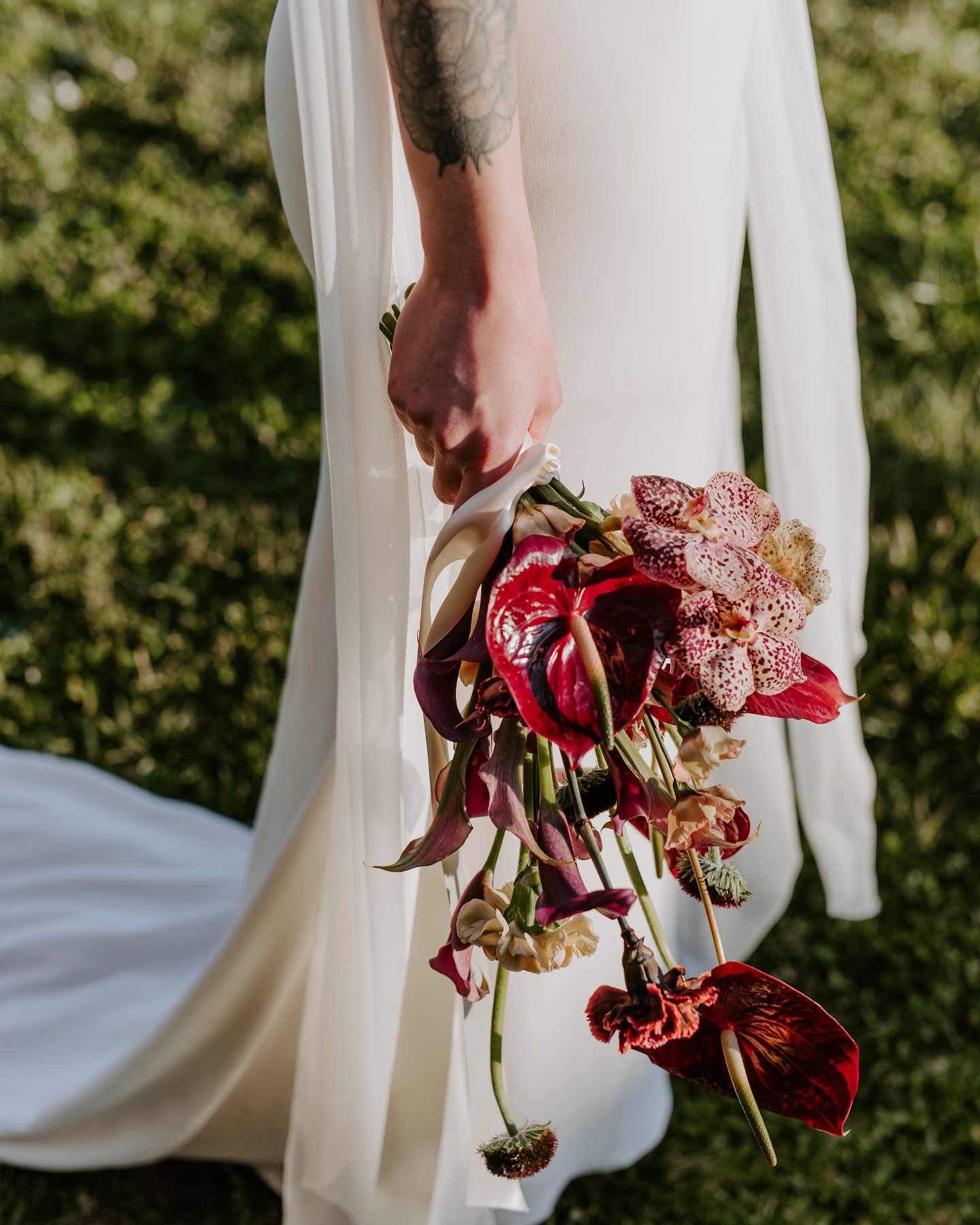 Your bridal bouquet is a reflection of your personality, a subtle imprint of your story
(𝑠𝑝𝑒𝑐𝑖𝑎𝑙 𝑚𝑒𝑛𝑡𝑖𝑜𝑛 𝑡𝑜 𝐴𝑛𝑡ℎ𝑢𝑟𝑖𝑢𝑚 𝑙𝑜𝑣𝑒𝑟𝑠 ❤️)
🇫🇷
Votre bouquet de mariée est un des reflets de votre personnalité, une empreinte subtile de votre histoire
(Mention spéciale aux Anthurium lovers❤️)
🤍 Team du love :
Planner @sun_day_wedding
Venue @chateaudepoudenas
Photographer @blondieconfettis
Videographer @jp_rabier
Decor furnitures @cocotteetcoquette
Floral design @lesrenouees.floral
Cake design @bonjour.gateau
MUA @marieguerlainmua
Hairstyle @arrowkihair
Stationery @le_studio_kolibri
Dress @ana_des_cabanasses
Suit @latelier5_bordeaux
Jewels @celinni_diamant_bordeaux
Lovebirds @romainescarpit @shania_lair
#weddinginfrance #frenchwedding #bridetobe #weddingcastle #weddingbordeaux #monumenthistorique