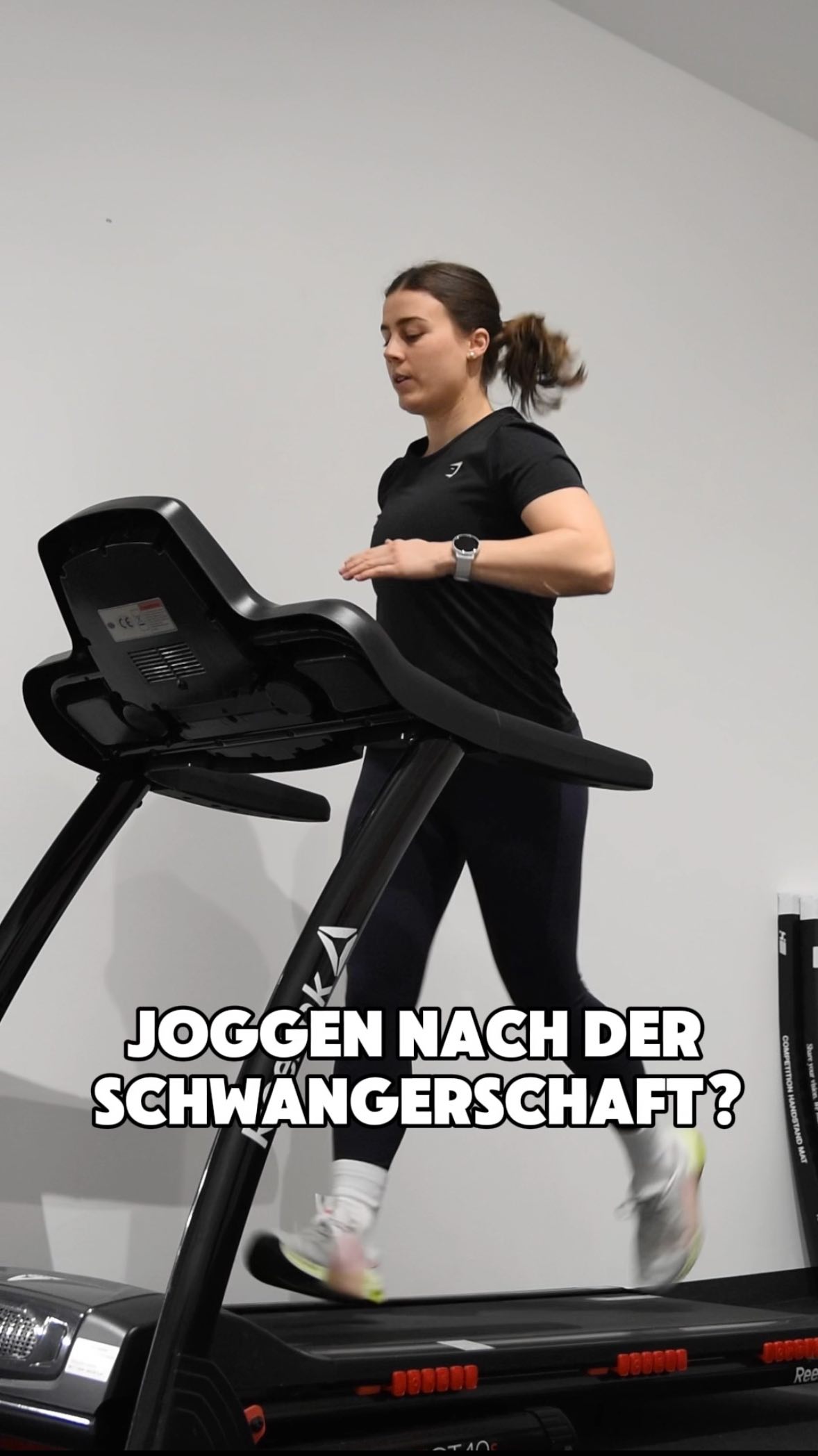 Joggen nach der Schwangerschaft 🏃🏽♀️
________________________________
Bereite dich und deinen Beckenboden mit den folgenden Übungen optimal auf das Lauftraining vor:
➡️ Kettlebell Lunges (Advanced: mit Pad)
➡️ 30 sec Single Leg Balance
➡️ 10x Forward Jumps
➡️ 30 sec Plate Shuffle/Steps
➡️ 10x Single leg jumps
➡️ 30 min Walking into Intervalle
Du solltest gezieltes Beckenbodentraining machen und lernen, deinen Beckenboden und die Rumpfmuskulatur anzuspannen, bevor du mit solchen Übungen startest.
Komm in meine Kurse, um genau das zu erlernen 👏🏼🙌🏼
.
.
#beckenboden #beckenbodenstärken #laufennachderschwangerschaft #postpartal #pelvicfloor #pelvicfloorexercises #balance #krafttraining #fitness #fitmum #mobility #coaching #kurse