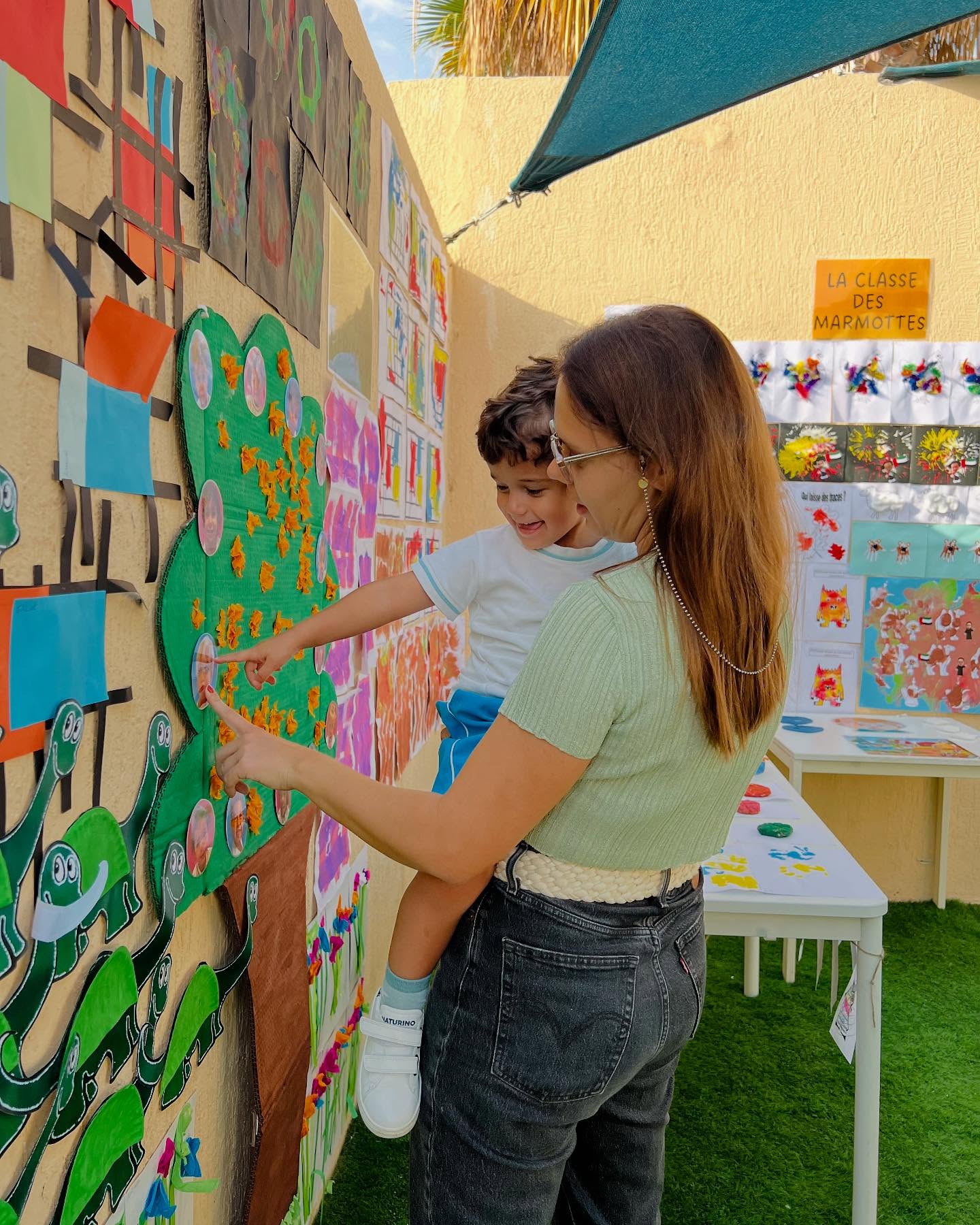🇫🇷La Grande Lessive à La Marelle ! 🎨👩🎨👨🎨
Aujourd’hui, nos petits artistes ont exposé fièrement leurs œuvres dans les jardins de La Marelle ! 🖼️✨ Un moment magique où les parents et les enfants ont partagé ensemble la beauté de leurs créations. 🎨💖
Merci à nos familles pour leur présence et leur enthousiasme ! 🌟💫
🇬🇧 The “Grande Lessive” at La Marelle! 🎨👩🎨👨🎨
Today, our little artists proudly displayed their masterpieces in La Marelle’s gardens! 🖼️✨ A magical moment where parents and children shared the beauty of their creations together. 🎨💖
Thank you to our families for their presence and enthusiasm! 🌟💫
#nursery #creche #kids #crèchefrançaiseàdubai