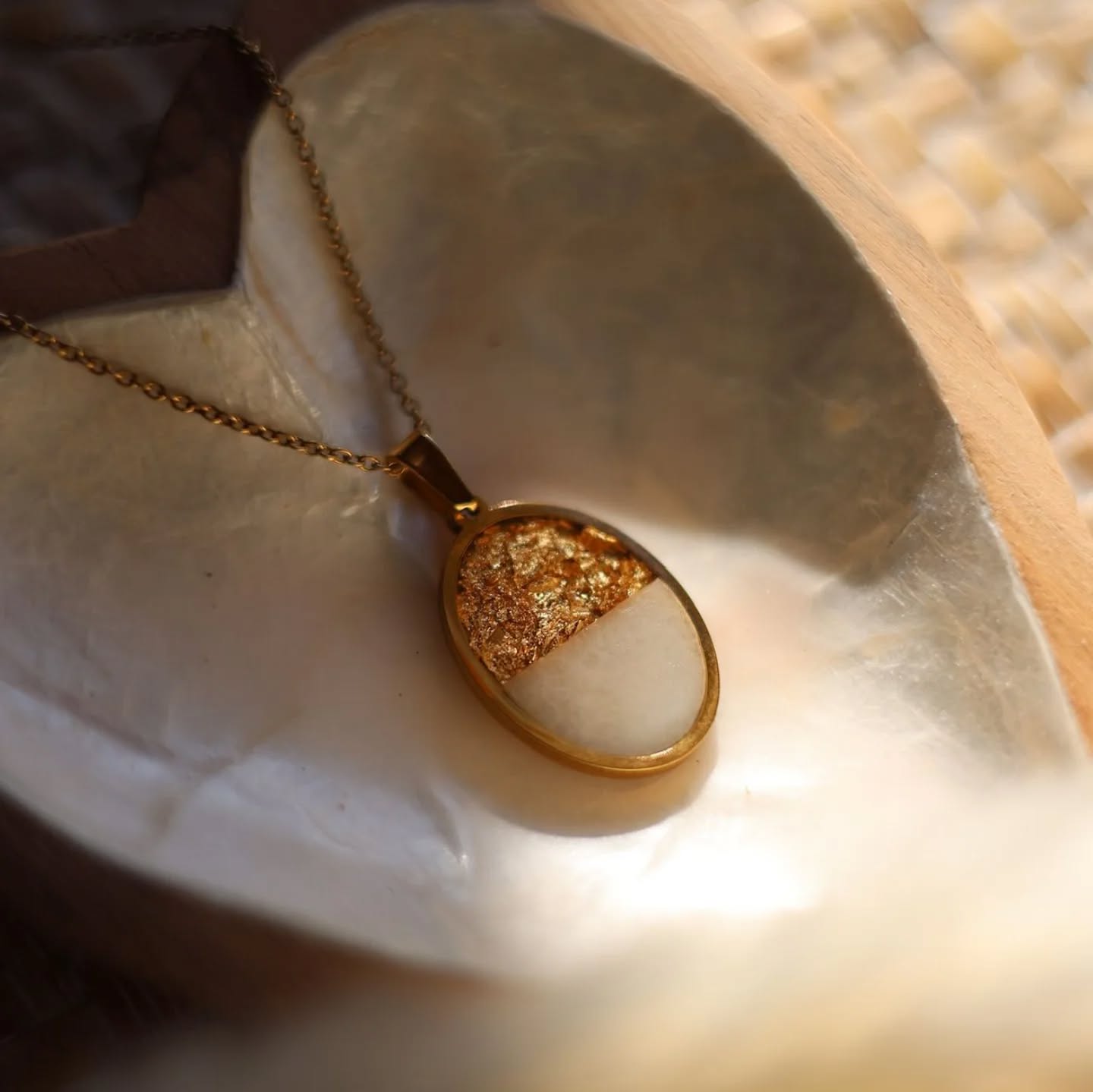 🕊 Le Processus de Création 🕊
La création de ce médaillon commence par la collecte d'une petite quantité de lait maternel.
Le lait est ensuite mélangé à la résine époxy dans un moule choisi avec soin.
Une fois que la résine a durci, le résultat est un médaillon de couleur blanc recouvert d'une couche translucide, souvent agrémenté de feuilles d'or, de fleurs séchées ou d'autres éléments décoratifs qui reflètent la personnalité de la mère et la particularité de ce moment.
De Différentes tailles, différentes matières et différentes couleurs. L'ensemble entièrement modulable selon vos envies.
DM en privé pour plus d'informations🪷
#resine #epoxy #fleurs #création #art #passion #resine #epoxy #resineepoxy #resineepoxyresinart #pierresnaturelles #wood #bois #fleurs #flowers #création #passion