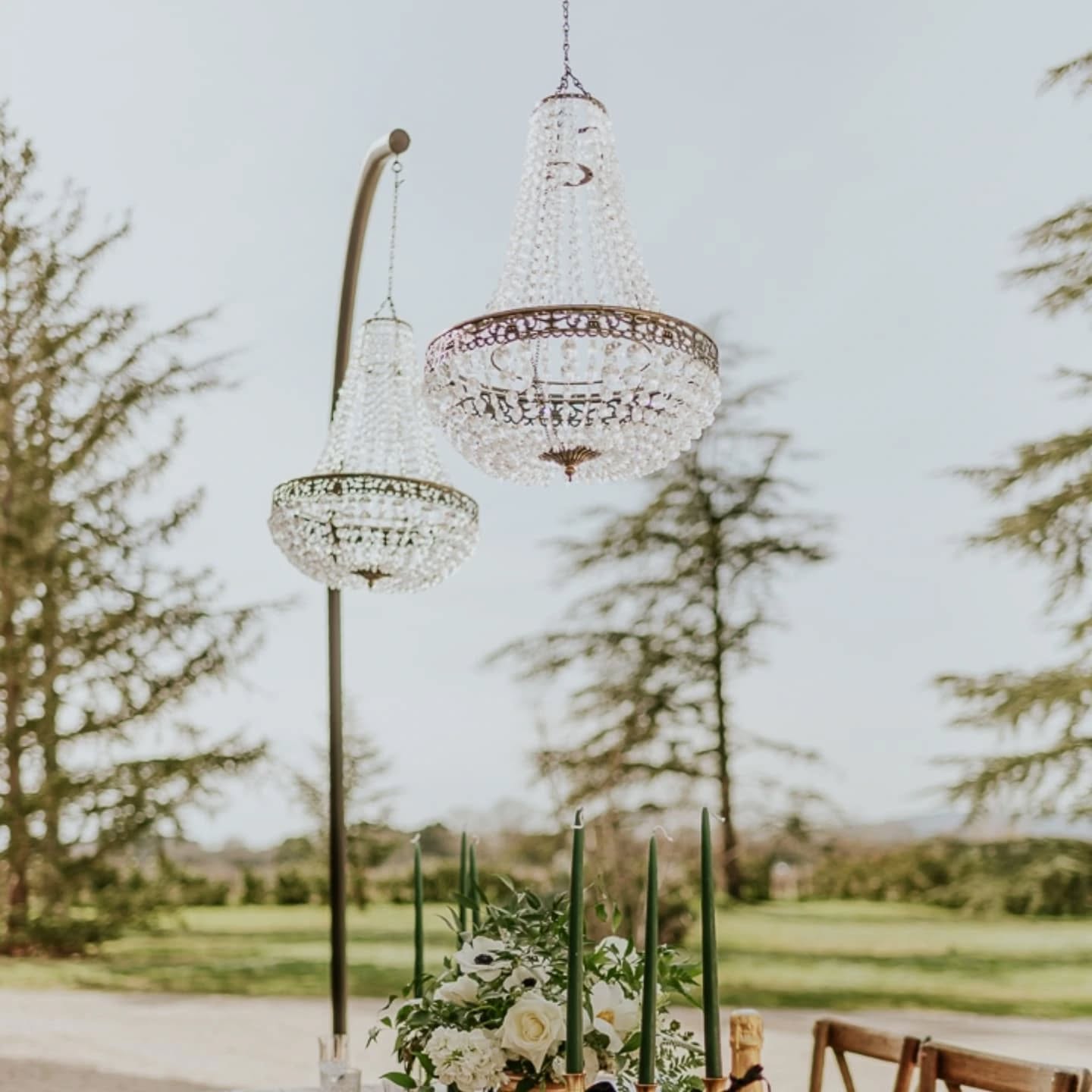 Ils sont dans le catalogue depuis un petit moment déjà, mais on attendait ce shooting pour vous les présenter officiellement : nos potences et lampadaires noirs, sublimés par un élégant lustre en cristal.
L'accessoire parfait pour apporter une touche chic et raffinée à vos réceptions en extérieur comme en intérieur. Que ce soit pour une allée illuminée, une cérémonie romantique ou un dîner sous les étoiles, ces pièces majestueuses feront toute la différence !
📍 Disponibles à la location en Provence
📩 Contactez-nous pour réserver les vôtres !
____
They’ve been in our catalog for a little while now, but we were waiting for this shoot to officially introduce them: our black lamp posts and hanging brackets, beautifully enhanced by an elegant crystal chandelier.
The perfect accessory to add a chic and refined touch to your events, whether indoors or outdoors. From an illuminated pathway to a romantic ceremony or a dinner under the stars, these majestic pieces will make all the difference!
📍 Available for rental in Provence
📩 Contact us to book yours!
___
Direction artistique :
@julieetvictor_wedding et @gisele.carles
Lieu de réception : @bastideetmoi
Décoration et fleurs : @julieetvictor_wedding avec @provencelocationmariage
Faire part & papeterie, bouteille de champagne peinte à la main : @gisele.carles
Photographe : @nencioni_nathalie_photographe
Vidéaste : @benoitmatteivideaste
Robe de mariée : @antheandri
Costume : @i_gilles_marseille
Modèle homme : @remy_rnl
Modèle femme : @K_rima05
Coiffure & maquillage : @laura.laigneau
Accessoires cheveux : @lasuitecoiffure_
Pâtisserie : @les_gourmandises_dorees
Cadeaux d'invités : @lessablesdejess