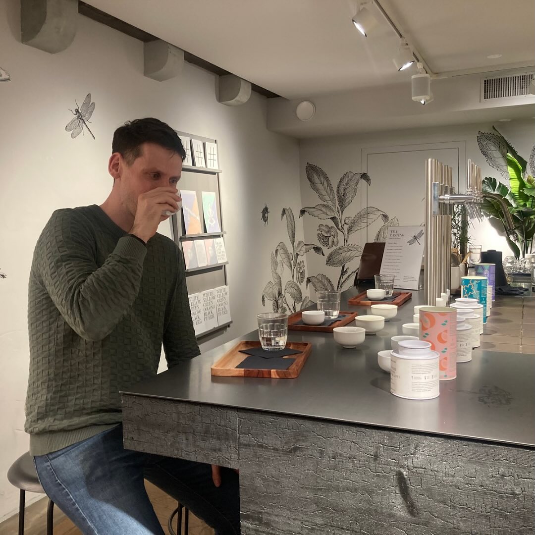 Meine erste Tee-Degustation – mehr als nur heißes Wasser! ☕️✨
Bisher kannte ich Degustationen vor allem von Wein und Bier – aber Tee? Kürzlich habe ich gelernt: Tee ist genauso vielschichtig! 🍃 Jede Sorte hat ihre eigenen Nuancen, die durch Temperatur, Ziehzeit und Qualität beeinflusst werden.
Meine Learnings:
✅ Weniger Teebeutel, mehr hochwertige Teesorten
✅ Ziehzeit bewusst einhalten ⏳
✅ Nicht mehr mit kochendem Wasser Aromen zerstören 🔥
Ab jetzt wird Tee für mich mehr als nur ein Getränk – ein Ritual. Trinkst du auch Tee? Dann verrate mir gerne deine Lieblingssorte 💬