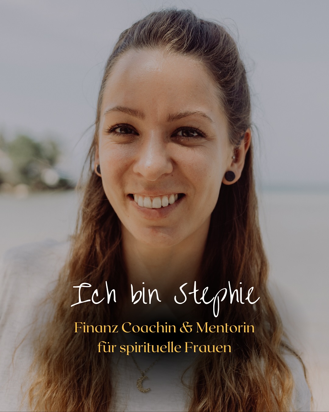 Finanzen und Spiritualität? 🤔
YES - das passt SOO viel mehr zusammen als du dir für den Anfang vielleicht noch vorstellen kannst ☺️
Denn ich habe herausgefunden, dass wir über unser Geldmindset in so viel tiefere Ebenen unseres Selbst und unserer ungeheilten Wunden gehen können, als wir über den herrkömmlichen Weg in der Persönlichkeitsentwicklung jemals erreichen würden.
Hey, ich bin Stephie 🙋🏻♀️ Finanzcoachin & Mentorin für spirituelle Frauen, die ihre Geldthemen an der Wurzel packen und nachhaltig transformieren wollen.
Geld ist Energie -
und wenn wir uns mit unseren Geldthemen auf eine weibliche und spirituelle Reise begeben, öffnen wir die Tür zu einem kraftvollen Prozess der Selbstentdeckung und Heilung.
Ich zeige dir aber nicht nur, wie du deine Weiblichkeit und Spiritualität für dich nutzt, um Geldblockaden zu lösen - sondern auch, wie du von Prokrastination in die Umsetzung kommst. Gemeinsam bauen wir eine sichere, finanzielle Zukunft auf, die dich direkt in dein Traumleben katapultiert.
Lass uns gemeinsam auf diese atemberaubende Reise gehen! 🌟 Es ist an der Zeit, die alten Muster loszulassen und Platz für Fülle zu schaffen – sowohl im finanziellen als auch im emotionalen Sinne. Bist du bereit, deine Geldgeschichte neu zu schreiben? 💫✨
MONEYMINDSET
FEMALEFINANCE
GELDBEWUSSTSEIN