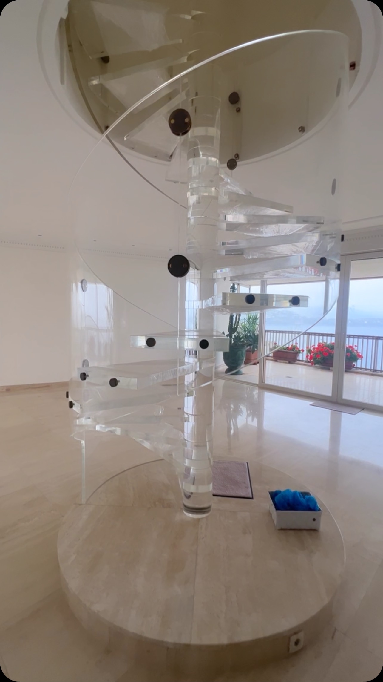 Un escalier entièrement fabriqué en Plexiglas par les artisans au savoir-faire d’exception de plexi azur 🇫🇷
#escalier #surmesure #savoirfaire #français #artisanat #plexi