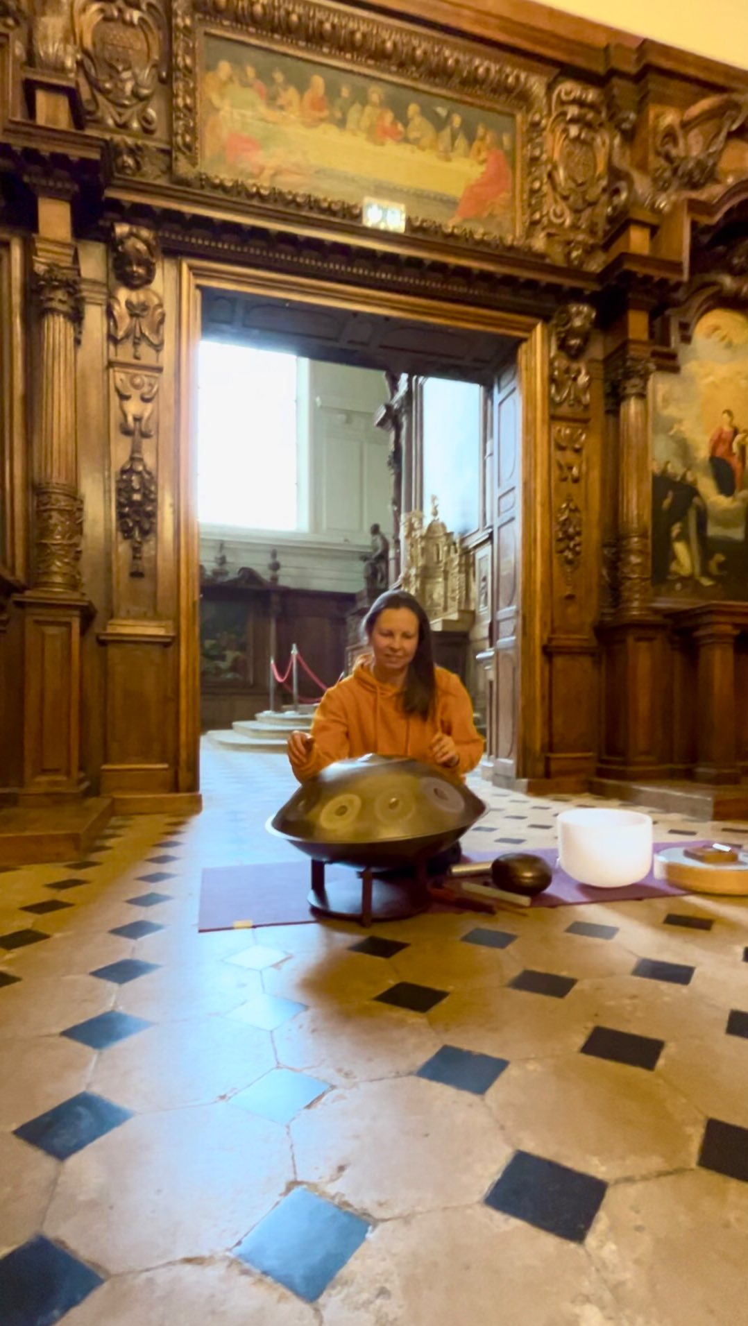 BAIN SONORE
.
🌀 Bain sonore avec les vibrations des instruments de sonothérapie. Pas besoin de maillot de bain, juste les oreilles à l’écoute !
.
Laissez-vous transporter par la vague des sons envoûtants et relaxants !
.
🎶 Découvrez la magie des bains sonores avec des séances régulières le vendredi à 18h30 et le dimanche à 14h30 (une fois par mois) chez @soundyoga.fr , ainsi que lors d’événements ponctuels à Compiègne et dans son agglomération.
.
@soundyoga.fr
.
#bainsonore #voyagesonore #soundbath #soundbathmeditation #bainsonoreoise #compiegne #compiègne #compiegne_tourisme #hautsdefrancetourisme #oise #oisetourisme #monumenthistorique #monument #evenement #vibration #vibrationhealing #sound #handpan #handpanplayer