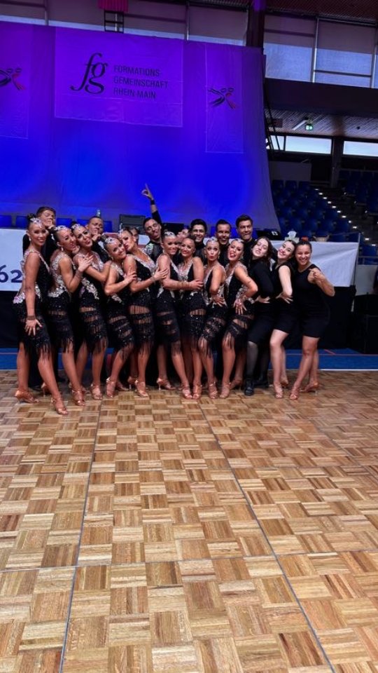 Für unser B-Team stand gestern das vierte Turnier der 2. Bundesliga in Rüsselsheim an🤍🖤
Mit der Wertung 5-4-4-3-5 konnte sich das Team erneut den 5. Platz ertanzen.
Jetzt gilt es weiterhin fleißig zu trainieren, um beim letzten Turnier in Ludwigsburg nochmal voll angreifen zu können💪
Vielen Dank an die @fgrheinmain für das tolle Turnier und an die mitgereisten Fans für die Unterstützung!🫶
#lateinformation #bietigheim #zweitebundesliga #heartandsoul