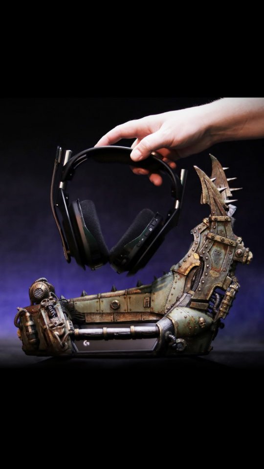 Yesterday was all about the Tyranids - now it’s time to showcase the Space Marine-inspired Base Station! Built to reflect the strength of the Emperor’s finest, this piece stands in bold contrast to its alien counterpart.
Again, huge thanks to @logitechg for this amazing commission and to everyone who tuned in live on Twitch! Which stand is your favorite?
Sculpted & painted live on TWITCH.TV/CNOTBUSCH
Main Materials:
- Cosclay, Medium Firm @cosclayusa
- MSP Paints by @reaperminiatures
#Warhammer40K #SpaceMarine2 #LogitechGPartner #AstroA50X #Sculpture #Handmade