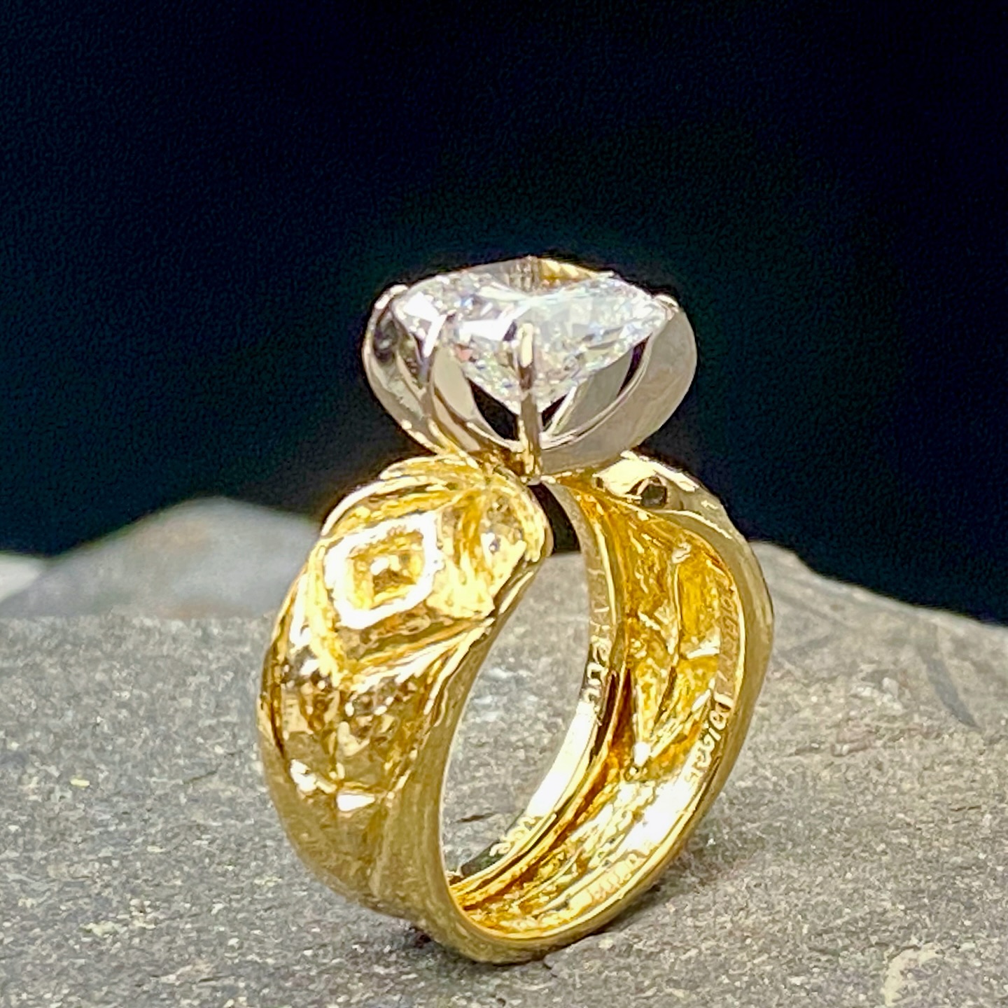 3.5 ct of pure light!
a combination of modernity and old art,
hand hammered and repoussé gold,
made with love and attention to detail 🌟
#margisa
#goldenhour
#goldart
#bigdiamond
#ilovejewelry
#iloverings
#byzantine
#byzantium
#couture
#couturering
#art
#madewithlove
#puregold