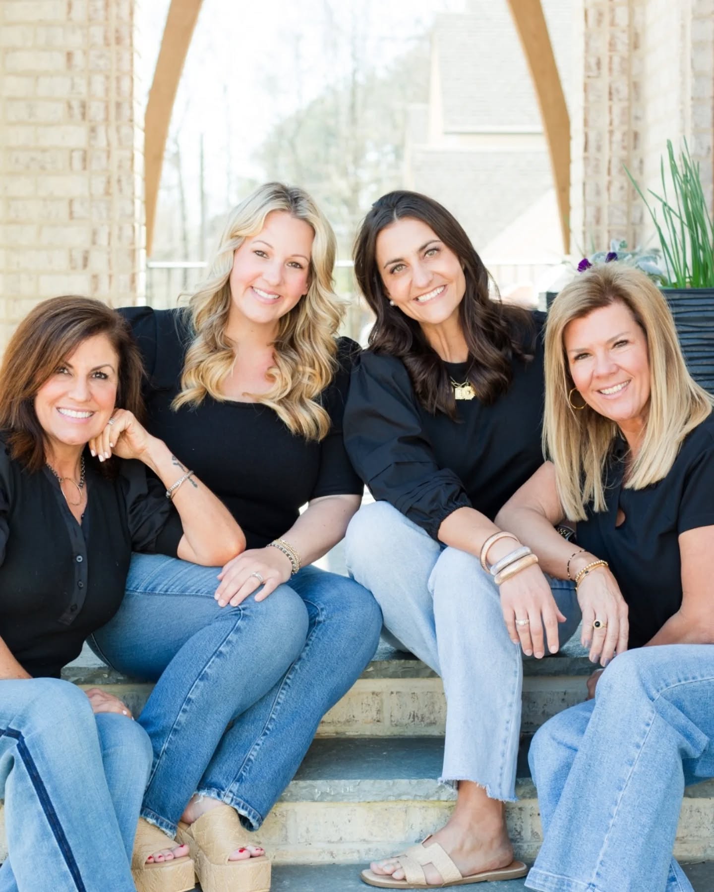 Love, love, love working with the @mimswalkerteam! We aim for updated brand photos, headshots, and more for this real estate team 📸 since we run their social, we do a full content day that also includes B-Roll and Reels.
Every time I work with this team, I'm smiling from ear to ear. These ladies know what's up!
•
•
•
