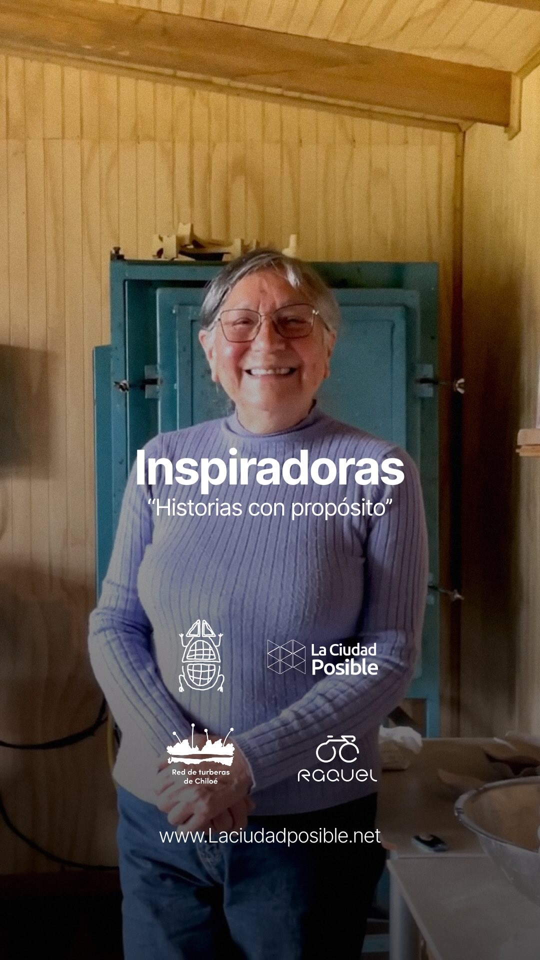 Desde Chiloé, en el sur de Chile, Nora Martínez convierte su entorno en inspiración.
A través de su emprendimiento @cantoderanas_chiloe, Nora crea piezas de artesanía en lana, cerámica y maderas nativas, donde cada detalle refleja las aves, la flora y el paisaje que la rodea.
Su campo es más que un espacio de trabajo: es un santuario natural que protege y cuida como parte de la Red de Turberas de Chiloé. Con un enfoque de conservación, busca unir las tradiciones agrícolas y artesanales con el compromiso de preservar el territorio.
Desde nuestras alianzas creemos en quienes transforman su entorno con propósito. Por eso, destacamos el trabajo de emprendedoras como Nora Martínez desde “Inspiradoras: Historias con propósito” gracias a la edición de Dito Fernández, fundador de Raquel Upcycling, buscando conectar la cultura local con la sostenibilidad.
#artesanía #turberas #sostenibilidad #Chiloé