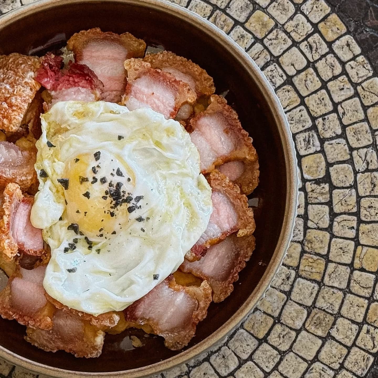 Torreznos de Soria con huevo de gallina Castellana Negra certificados 100% Raza Autóctona.
Si estás en Cehegin, no puedes dejar de visitar el @elcasinofelymar, un restaurante ubicado en el casco antiguo de Cehegin, en un antiguo casino y pedir este plato tan tradicional donde el sabor de nuestros huevos de Castellana Negra te sorprenderá.
Un plato contundente para coger energía y explorar el casco histórico de Cehegín. ¡Te va a encantar!🤤🐔🥚
Gracias a @jancker_photo por las fotos.
#huevoscastellanegra #huevosecologicos #cehegin #huevosgourmet #sellorazaautoctona restaurantescehegin