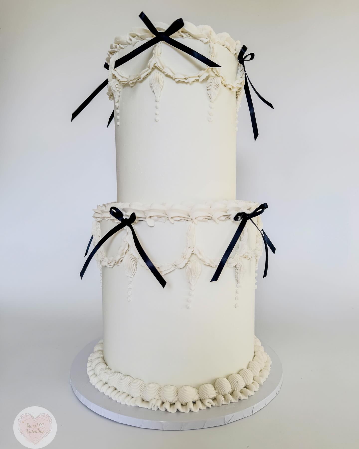 The Lambeth cake is definitely making a huge come back this year! Love the look of added bows 🎀
It’s so crazy this cake originated in the 19th century, and overtime has come back over and over 🤍
.
.
.
.
.
#vintagecakes #lambethcake #vintageweddingcake #vintagecakedesign #vintageweddings
#cakedecorating #cakestyle #cakeart #igcakes #buttercream #leeds #westyorkshire #leedsbaker #tiercake #weddingcakesideas #weddingcake #weddingcakedesign #bespokeweddingcakes #weddingcakeinspiration #prettyweddingcakes #texturecake #uniqueweddingcakes #weddingcakeinspo #whiteweddingcake #whitecake #texturedcake #prettywedding #weddingcakes