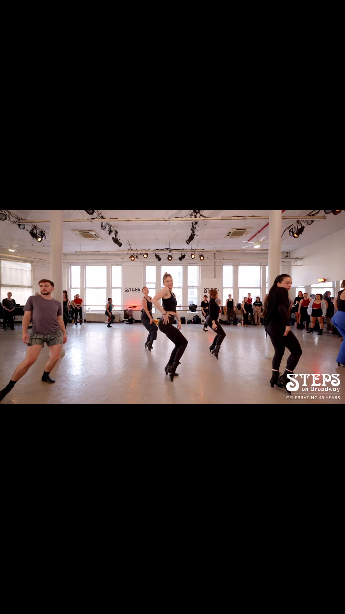 Some sassy moves from class last week!
Dancing on camera is always nerve wracking to me but @krystyna.resavy moves made it funnnn 💃🏼💃🏼
@stepsonbroadway
Choreo: @krystyna.resavy
Videography: @samlobelvideography