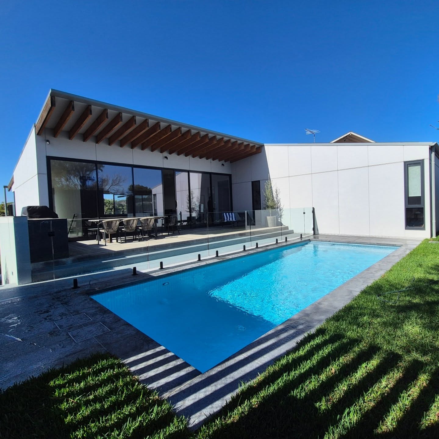 Recently finished Sorrento project looking amazing in the last of the summer sun ☀️ 🏊♀️
👏 @sabo_design for supplying our client with a great set of plans to get us started!
#landscape
#landscapedesign
#swimming
#swimmingpool
#sorrento
#bighill
#poolbuilder