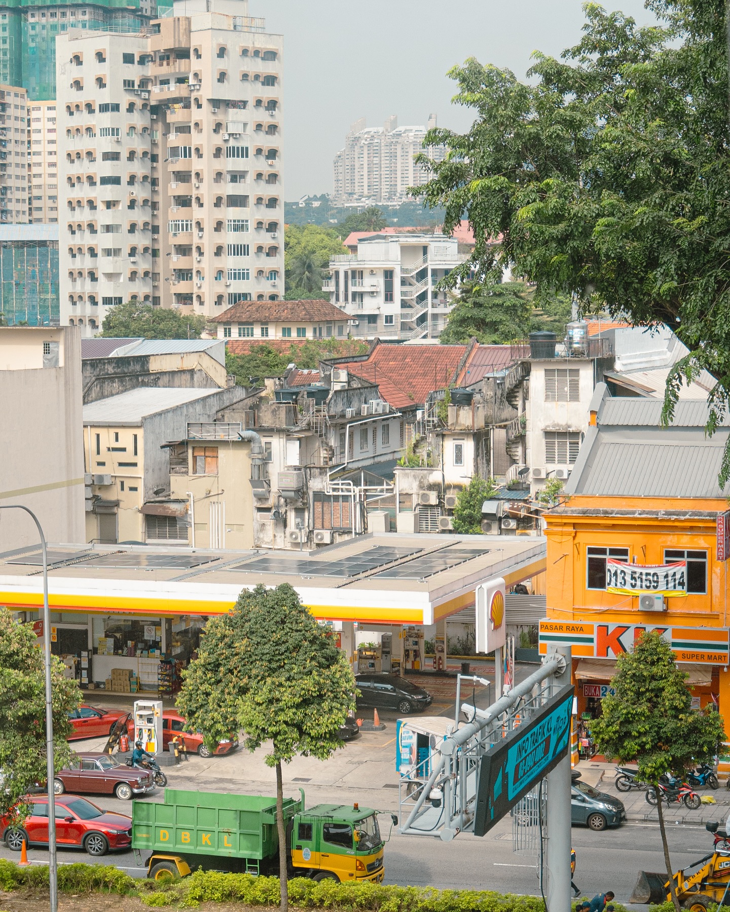 The urban landscape of Kuala Lumpur is fascinating - the contrast and interfaces between differing housing densities and building typologies create distinct interactions within the built environment. Created through a contrast in form and function (scale, typology, and adjacencies), along with proximity and integration with nature, it makes for a dynamic urban fabric.
.
.
#architecture #urbanism #malaysia #kualalumpur #building #buildings #houses #architecturalphotography #photography #architecture_hunter #urban #archdaily #architecturegram #city #cityphotography #architecturewriting #exploration