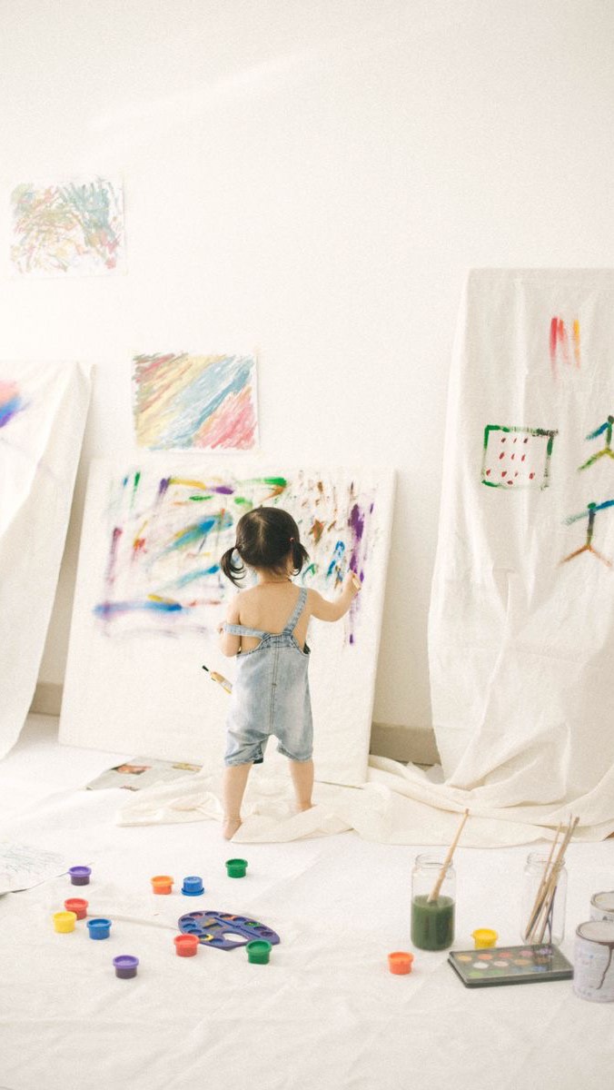 🎨 Un atelier d’éveil artistique pour les tout-petits
Ces tout-petits qui ont besoin d’espaces de liberté, où ils peuvent manipuler, bouger, découvrir, s’amuser.
Essayez de les guider et vous vous épuiserez. Laissez- les aller au bout de leur pensée, observez, et vous serez étonné.
#eveilartistique #atelierparentenfant #bienêtrefamilial #eveiltoutpetit #atelierartistique