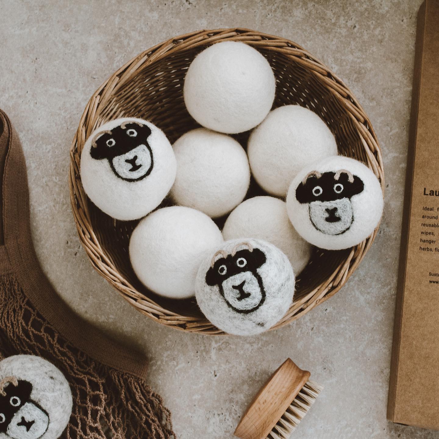 Les balles de séchage permettent Les balles de séchages vous permettent de réduire la durée de votre cycle de séchage de 30% . Elles laissent le linge plus doux et moins froissé. Vous pouvez les retrouver en ligne sur www.lesjoliesemplettes.com #shopsmallbusiness #shopindependent #objetsduquotidien #zerowastelifestyle #lesjoliesemplettes