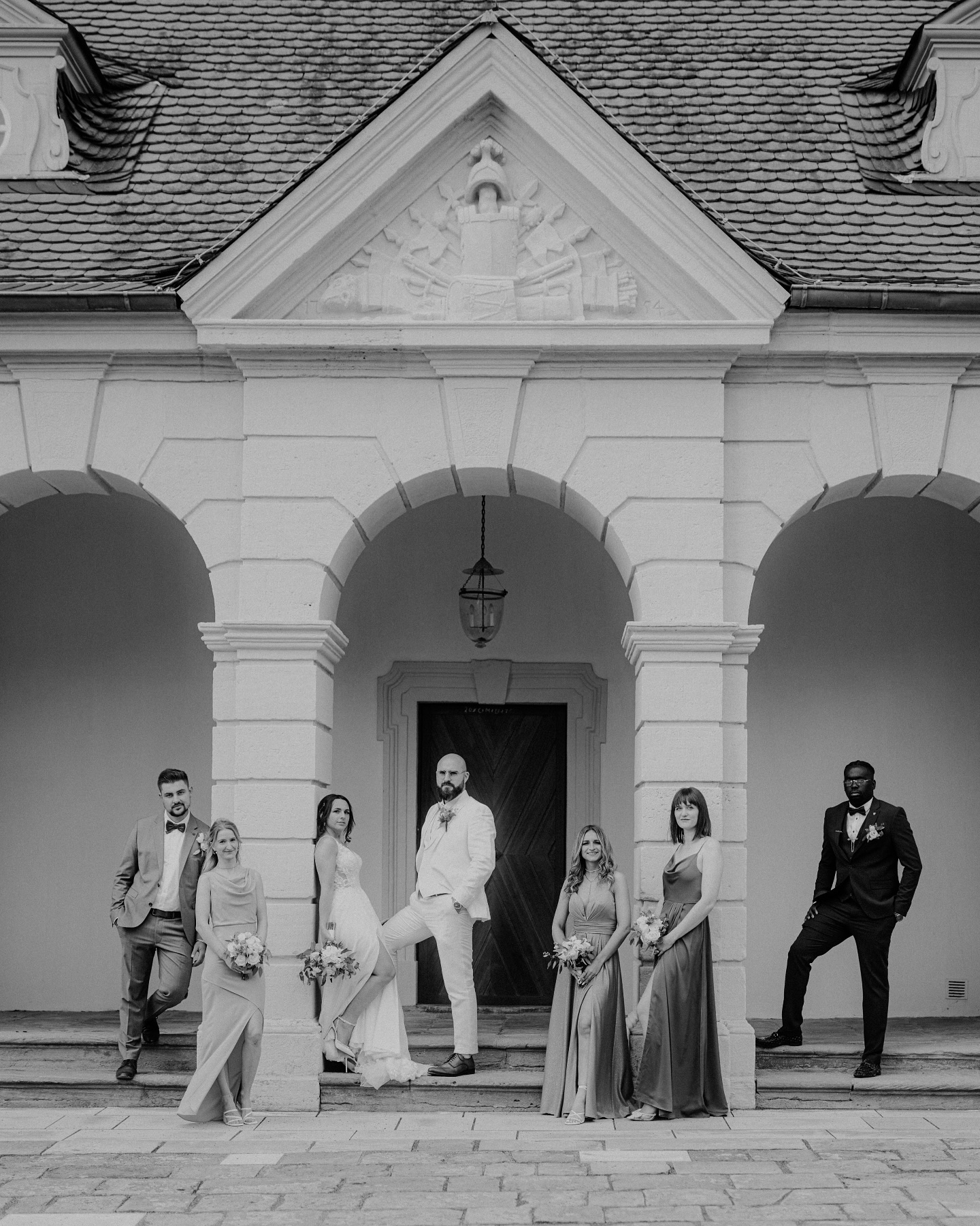 Gruppenfotos auf Hochzeiten – sinnvoll oder Stressfaktor?
Gruppenbilder sind auf Hochzeiten so eine Sache: Für manche Paare sind sie ein absolutes Muss, für andere eher eine lästige Pflicht. Und ich? Ich bin ehrlich – ich bin froh, wenn wir sie durchhaben. 😅
Warum? Weil Gruppenfotos schnell ausufern können. Erst die Familie, dann die Freunde, dann noch die Arbeitskollegen – und plötzlich ist das Brautpaar nur noch damit beschäftigt, von einer Kombination zur nächsten zu wechseln. Das Ergebnis? Erschöpfte Gesichter, schmerzende Mundwinkel und vor allem: wertvolle Zeit, die für echte, emotionale Momente verloren geht.
Mein Tipp:
Konzentriert euch auf das Wesentliche! Überlegt euch vorab, welche Gruppenbilder euch wirklich wichtig sind, und haltet die Liste so kompakt wie möglich. So bleibt genug Zeit für das, was wirklich zählt: Bilder mit Gefühl, Authentizität und einer Prise Kreativität. Statt steifer Reihen lieber lockere, lebendige Gruppenfotos, die Spaß machen – und an die sich alle gerne erinnern.
Denn am Ende sollt ihr den Tag genießen – und nicht das Gefühl haben, bei einem endlosen Fotoshooting festzustecken. 🤍🙏🏻